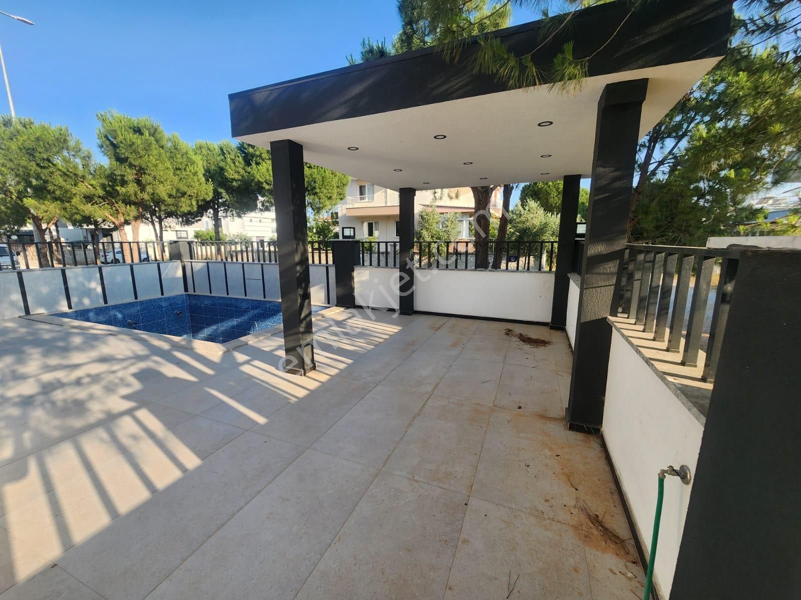 Didim Efeler Mahallesi'nde Satılık Havuzlu Müstakil Villa