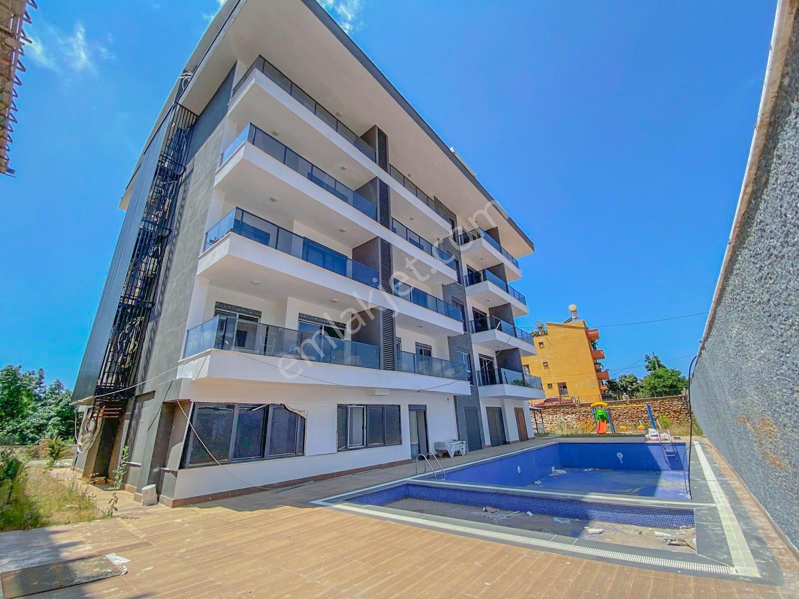 Alanya Oba'da Satılık Full Aktiviteli Havuz Cepheli Sıfır 1+1 Daire