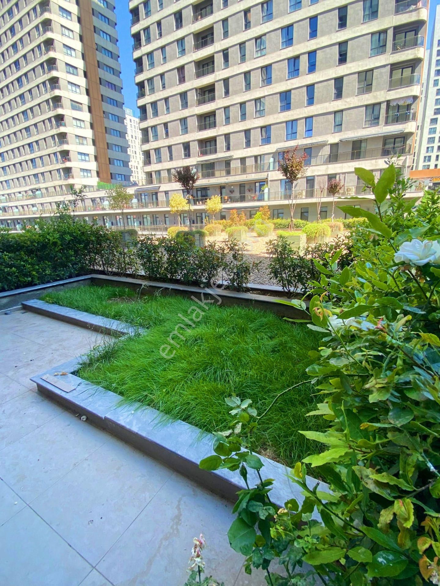 Esenyurt Babacan Premium'da 1+1 Site İçi Kiralık Bahçe Katı