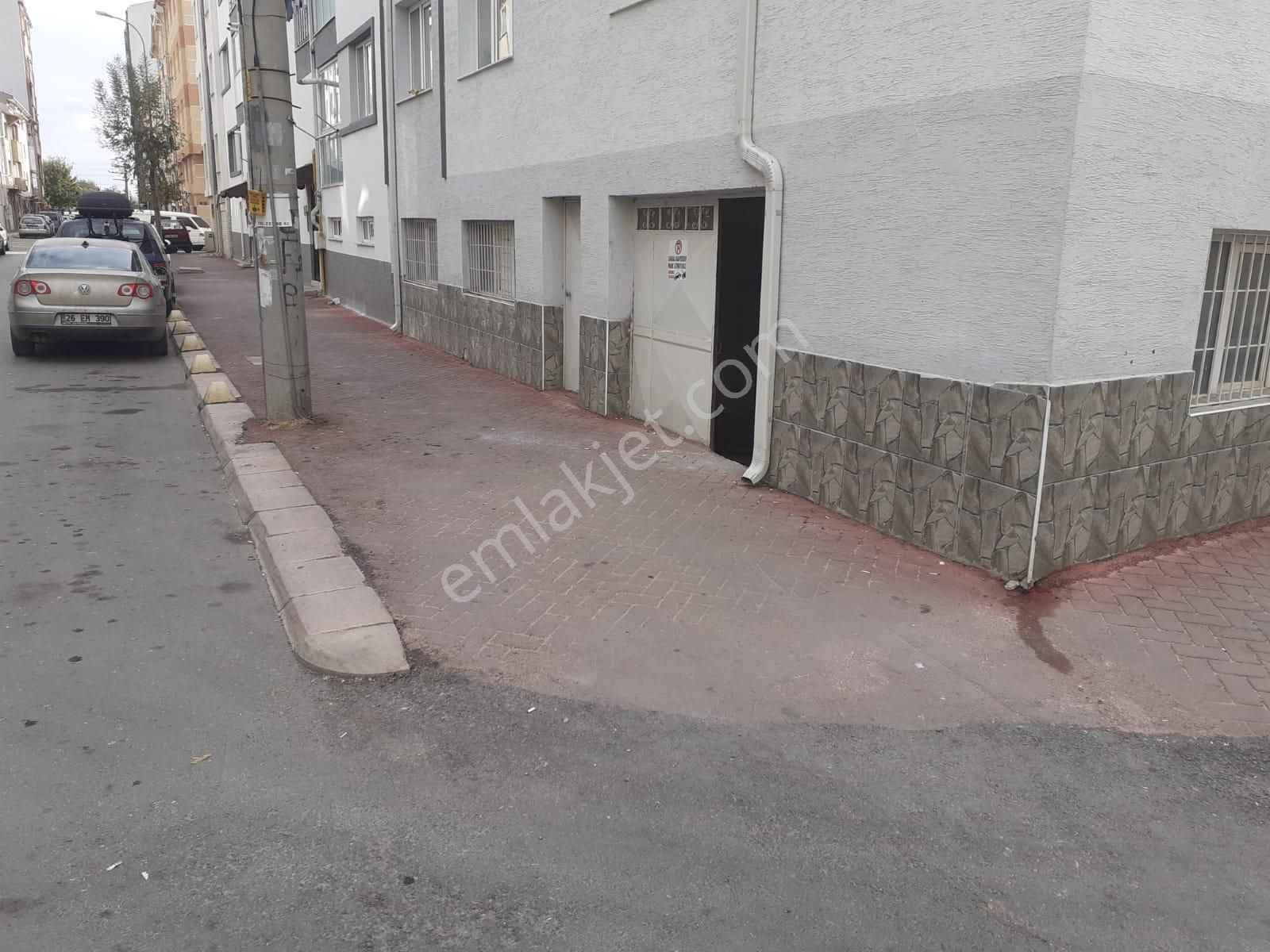 Ömerağa Mahallesi’nde Köşebaşı Kiralık Depo