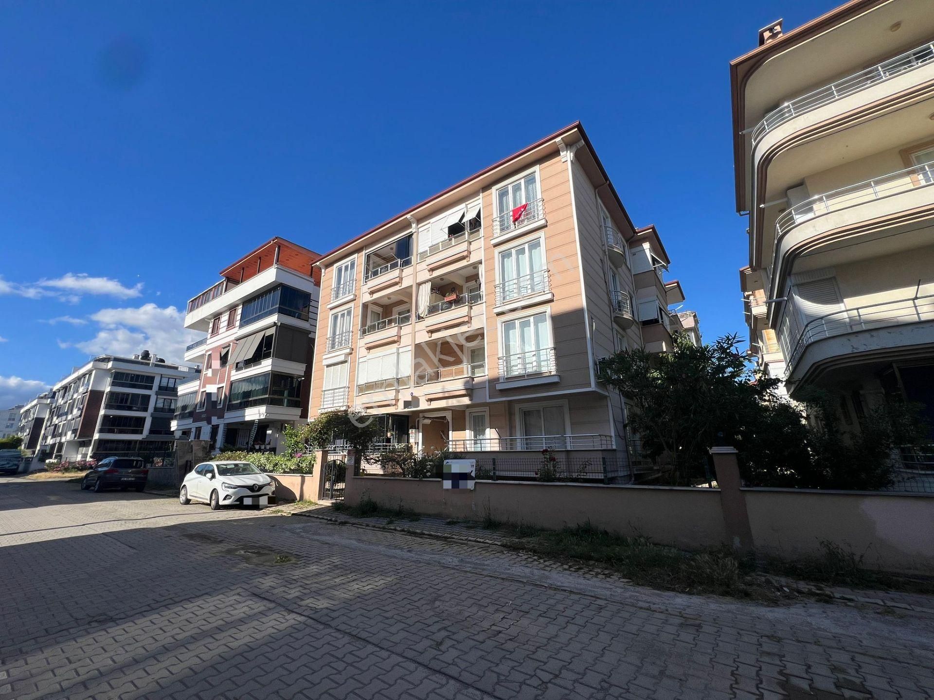 ꧁akçay Ay Emlak'tan꧂altınkum'da Arakat Kombili Asansörlü Muhteşem Konumlu Satılık 1+1 Lüx Daire