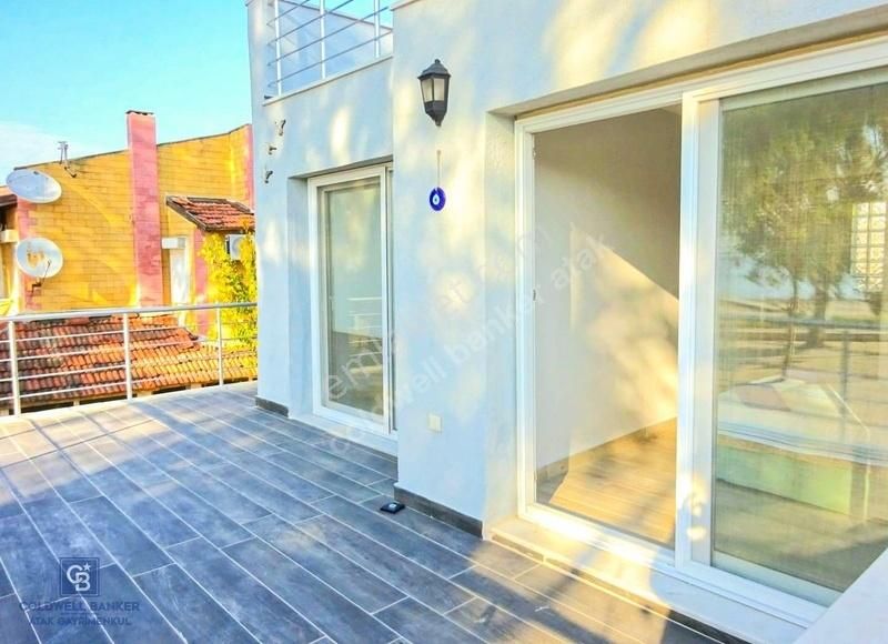Urla Torasan'da Denize Sıfır Eşyalı 3+1 Müstakil Villa Kiralık