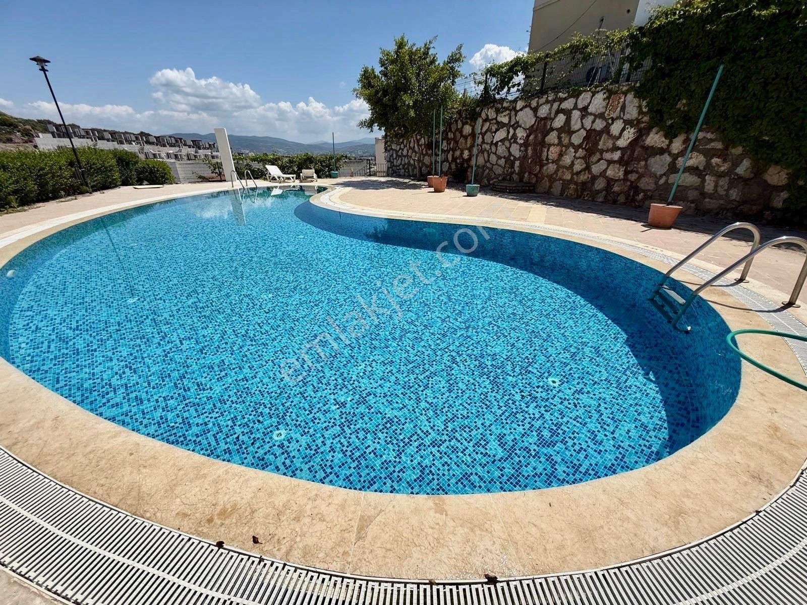 Denize Yakın Özel Plajlı Ünlü Sitede Satılık Üstkat Bakımlı Daire - Görsel 25