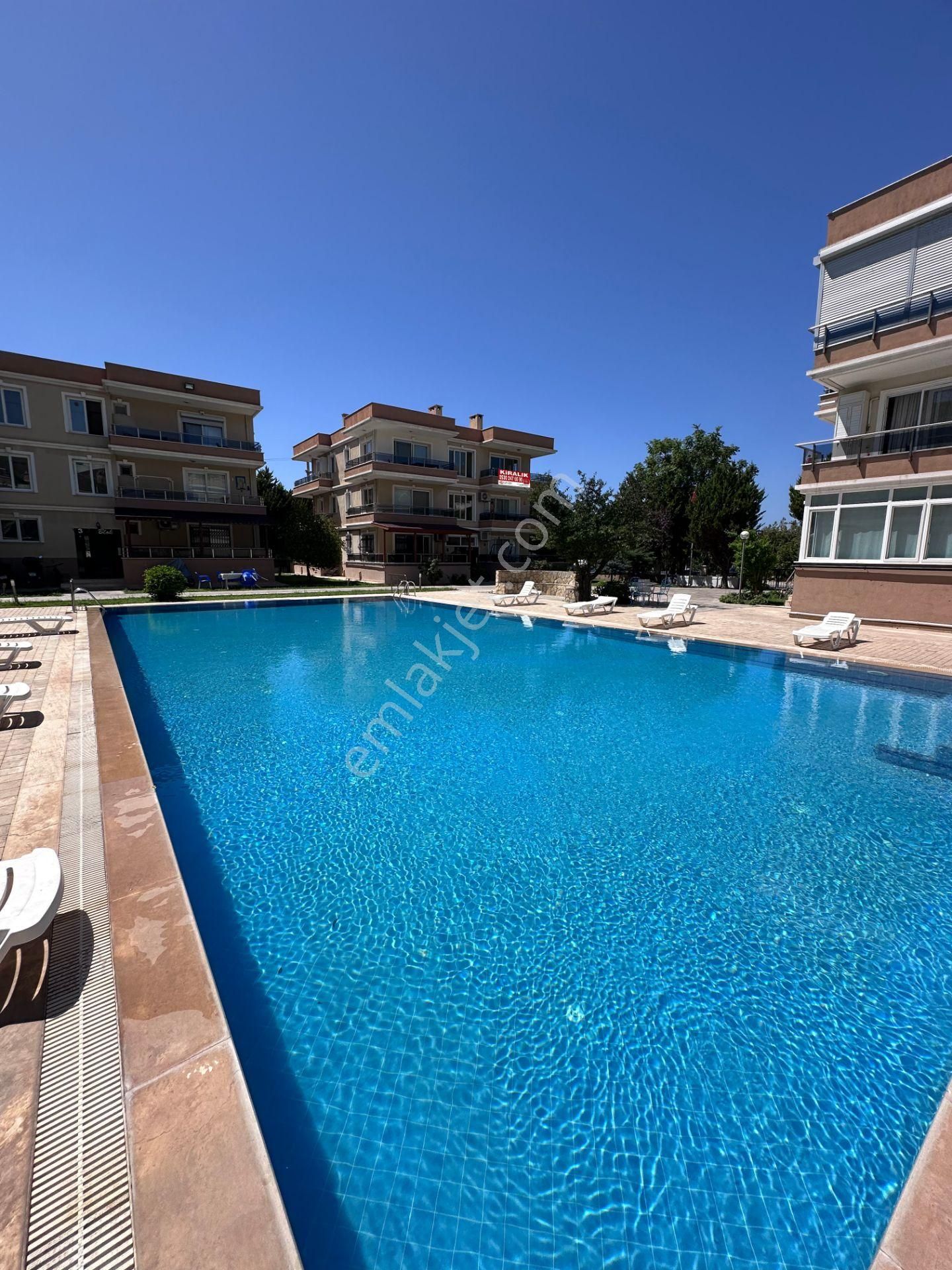 Mert Uçar'dan Kiralık Yeni Foça Da Havuzlu Site De Kiralık 2+1