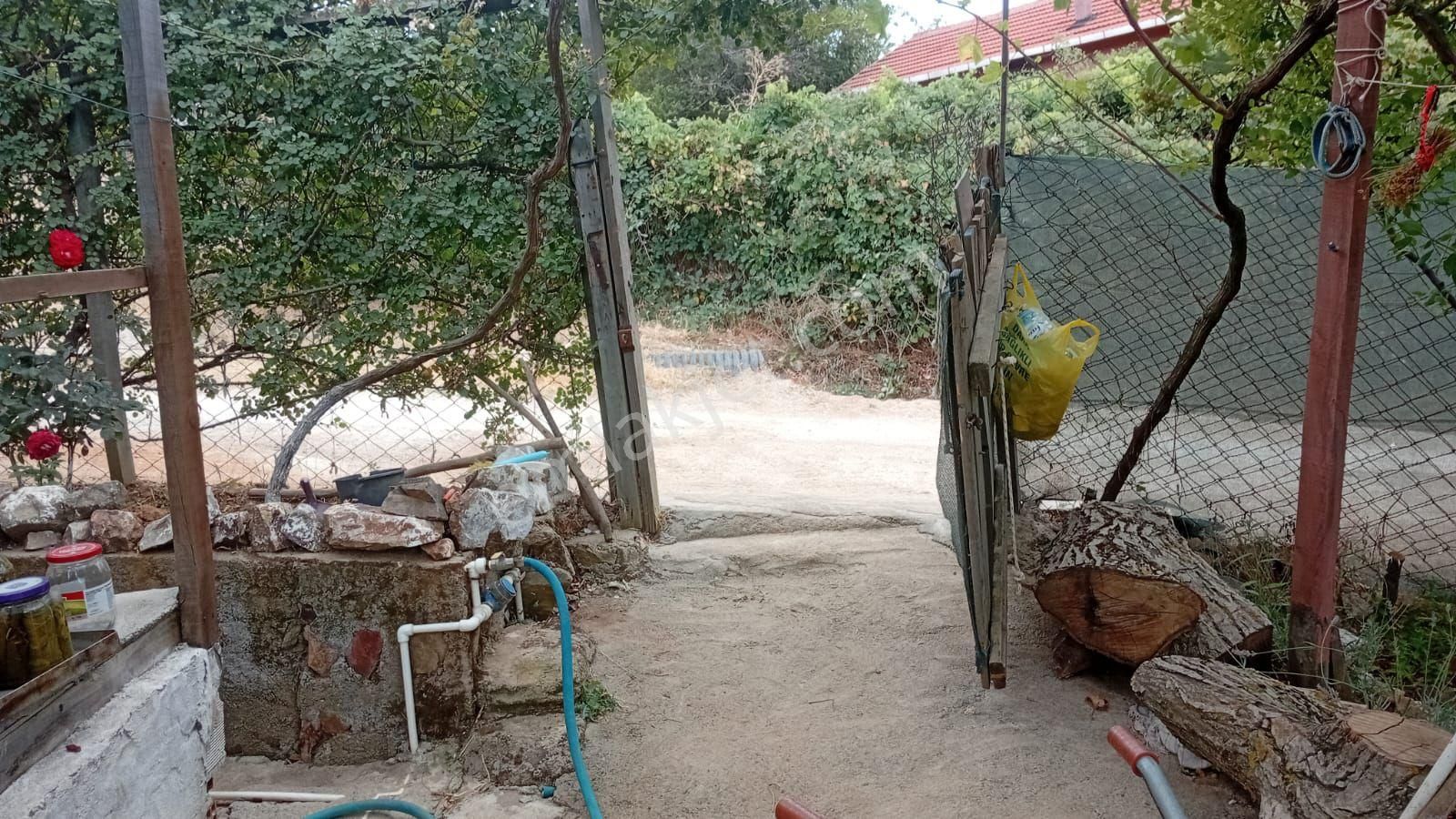 İmarlı Arsa İçinde Balkonlu Konteyner Var 374 Metre Kare