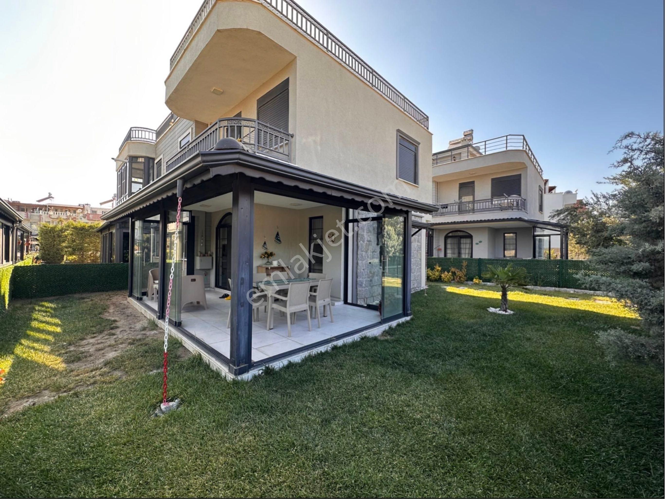 Nev-i Zer Taş Evlerinde Denize Yürüme Mesafesinde 3+1 Satılık Villa