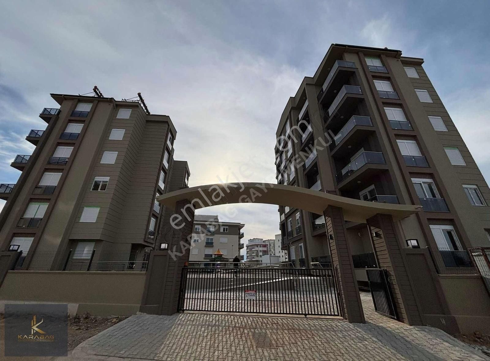 Karabağ'dan ! Kapalı Otoparklı Lüx Sitede Ful Kredili 2+1