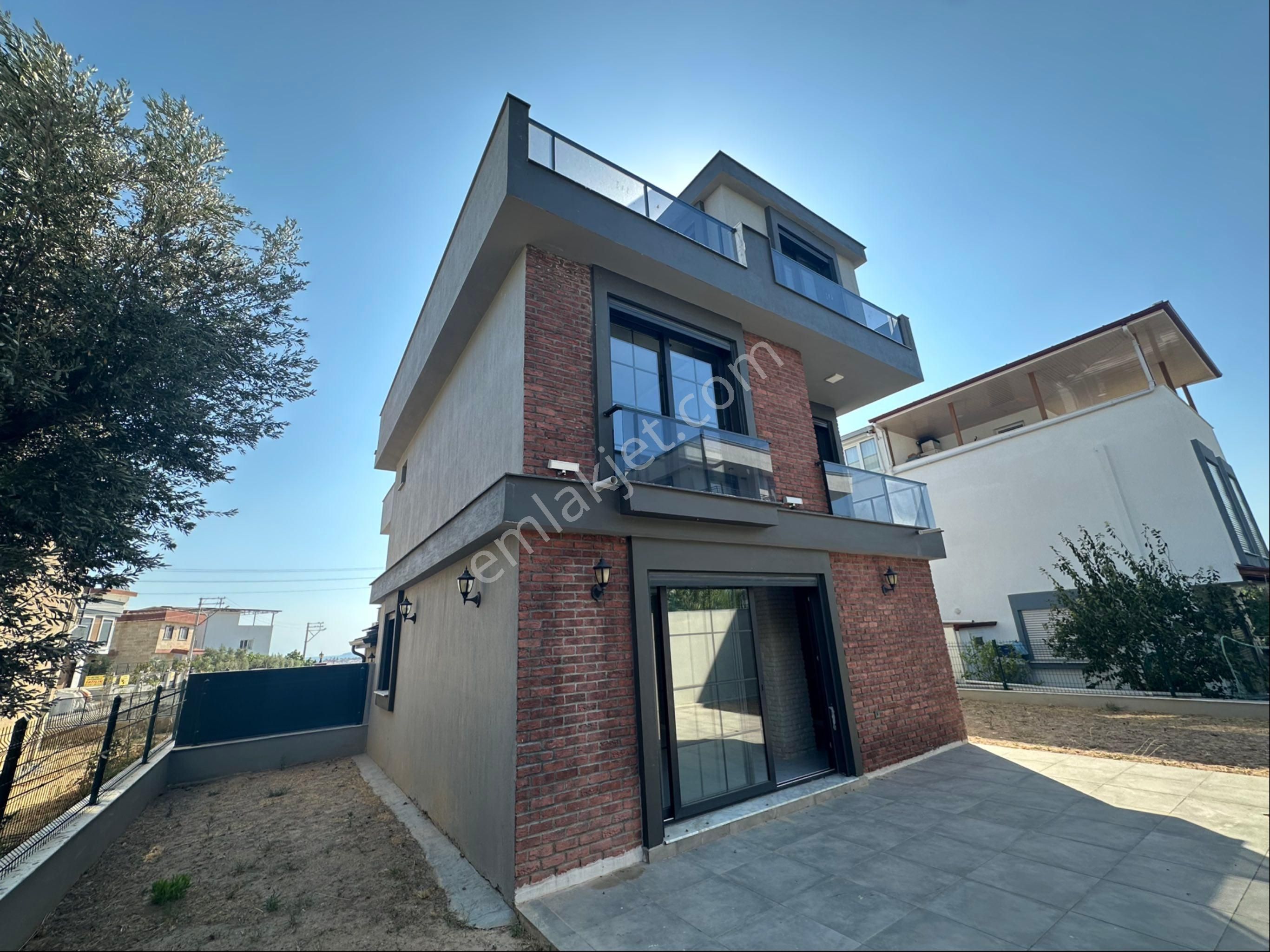 Seferihisar Ürkmez De Satılık 3+1 Villa Deniz Manzaralı
