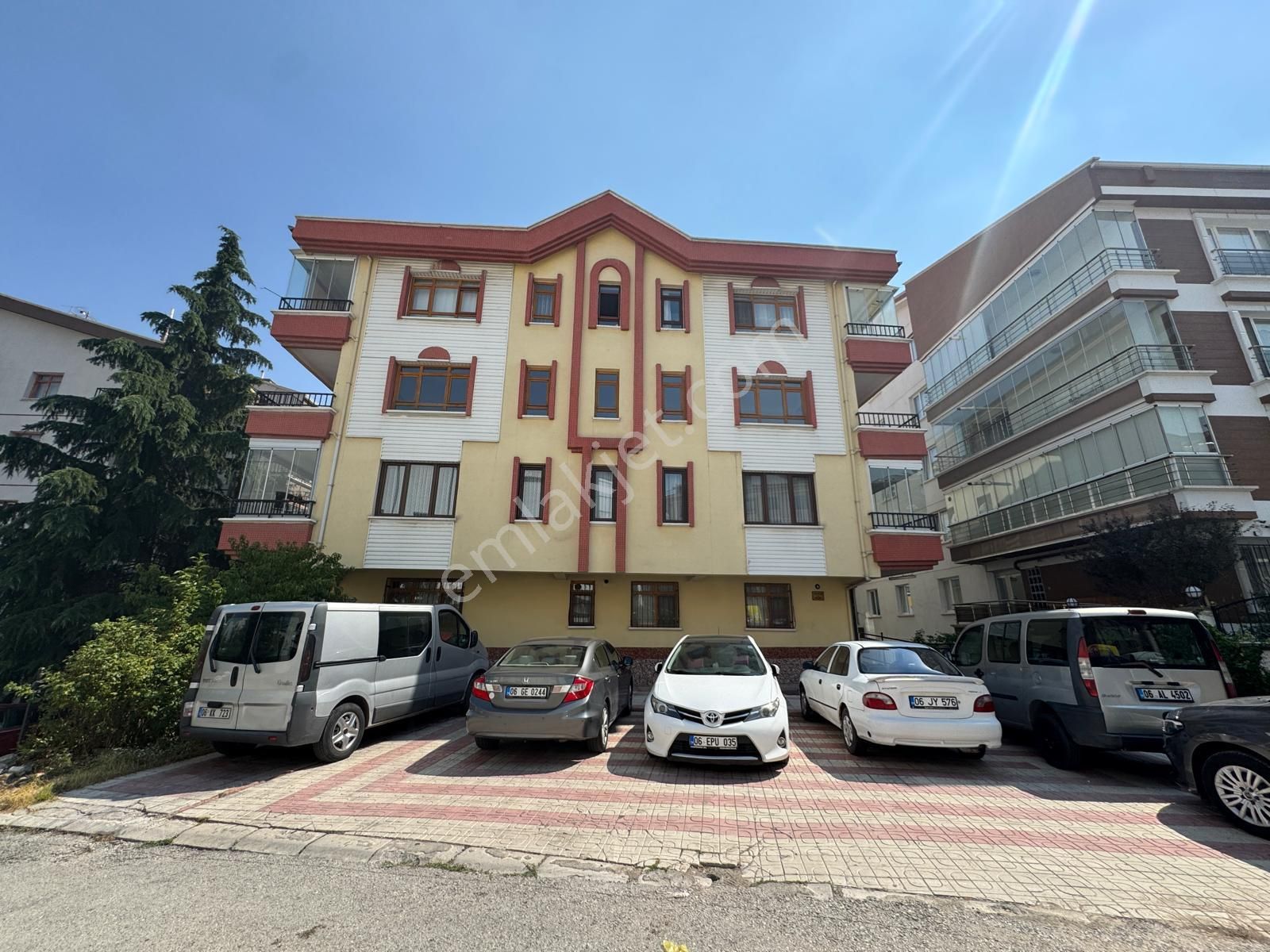 3+1 Bağımsız Salon Orta Kat Geniş Ferah Merkezi Konumda Masrafsız