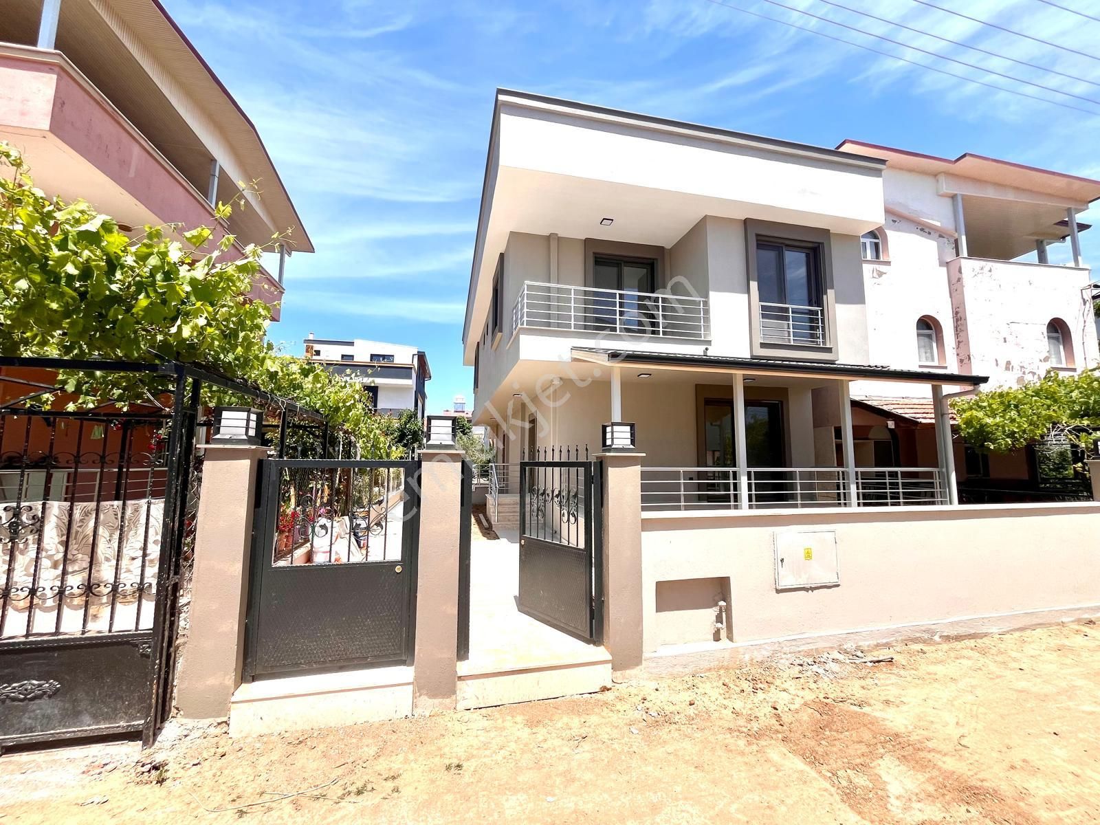 Yörükoğlu Emlaktan Sahile 500 Metre Geniş Bahçeli 2+1 Villa - Görsel 2