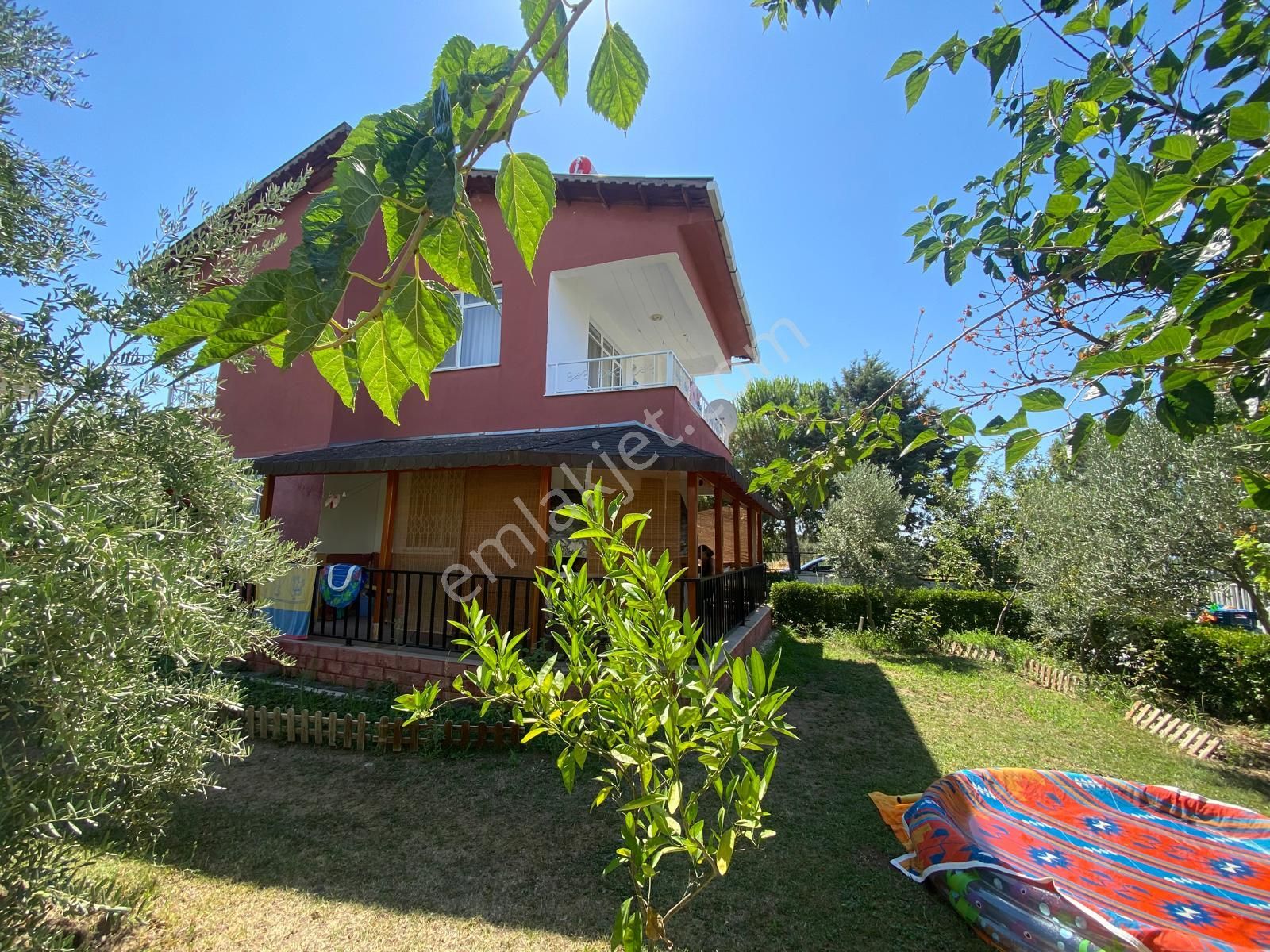 Borsem'den Dikili'de Havuzlu Sitede Satılık Dubleks Villa