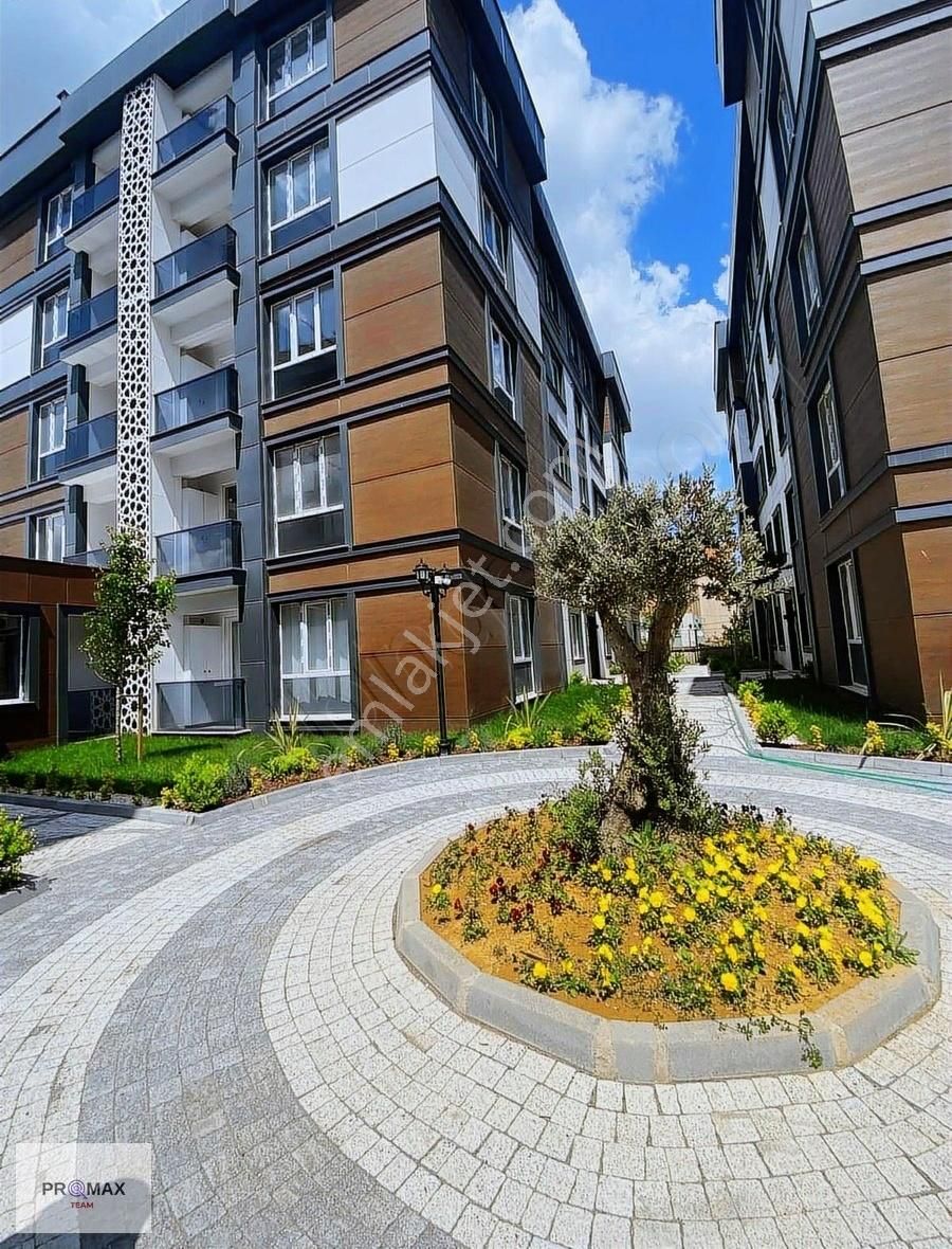 Arnavutköy'de Ana Caddeye Yakın Butik Sitede 3+1 Satılık Daire