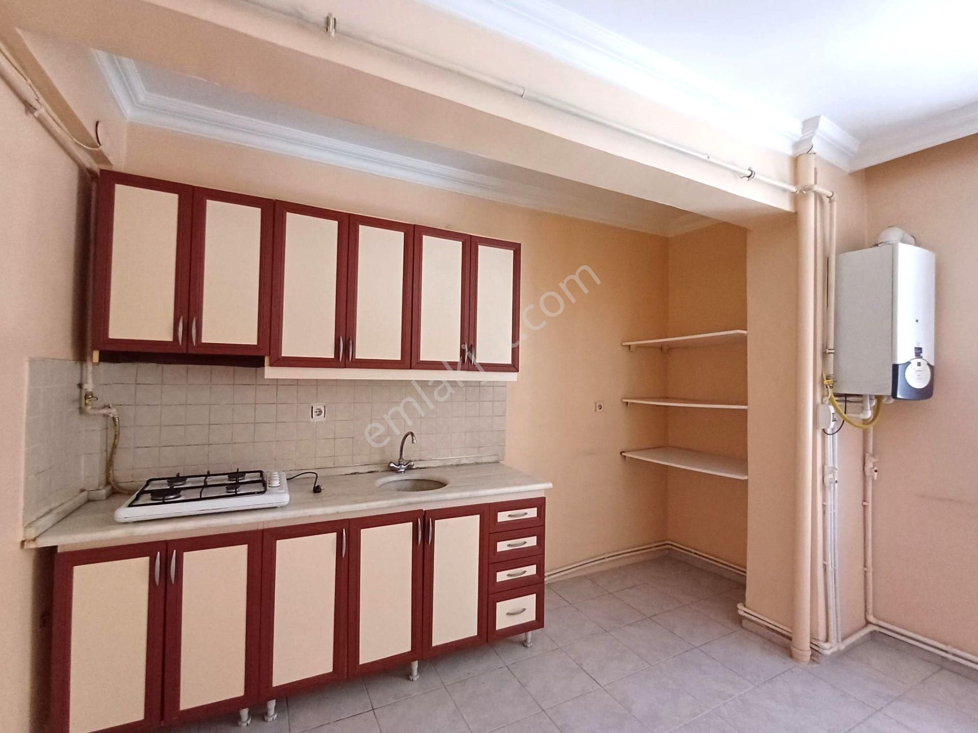 Recep Ümit Emlak'tan Ömerağa Gazi Yakup Satar Cad.üzerinde Satılık Gerçek Fırsat 3+1 Daire
