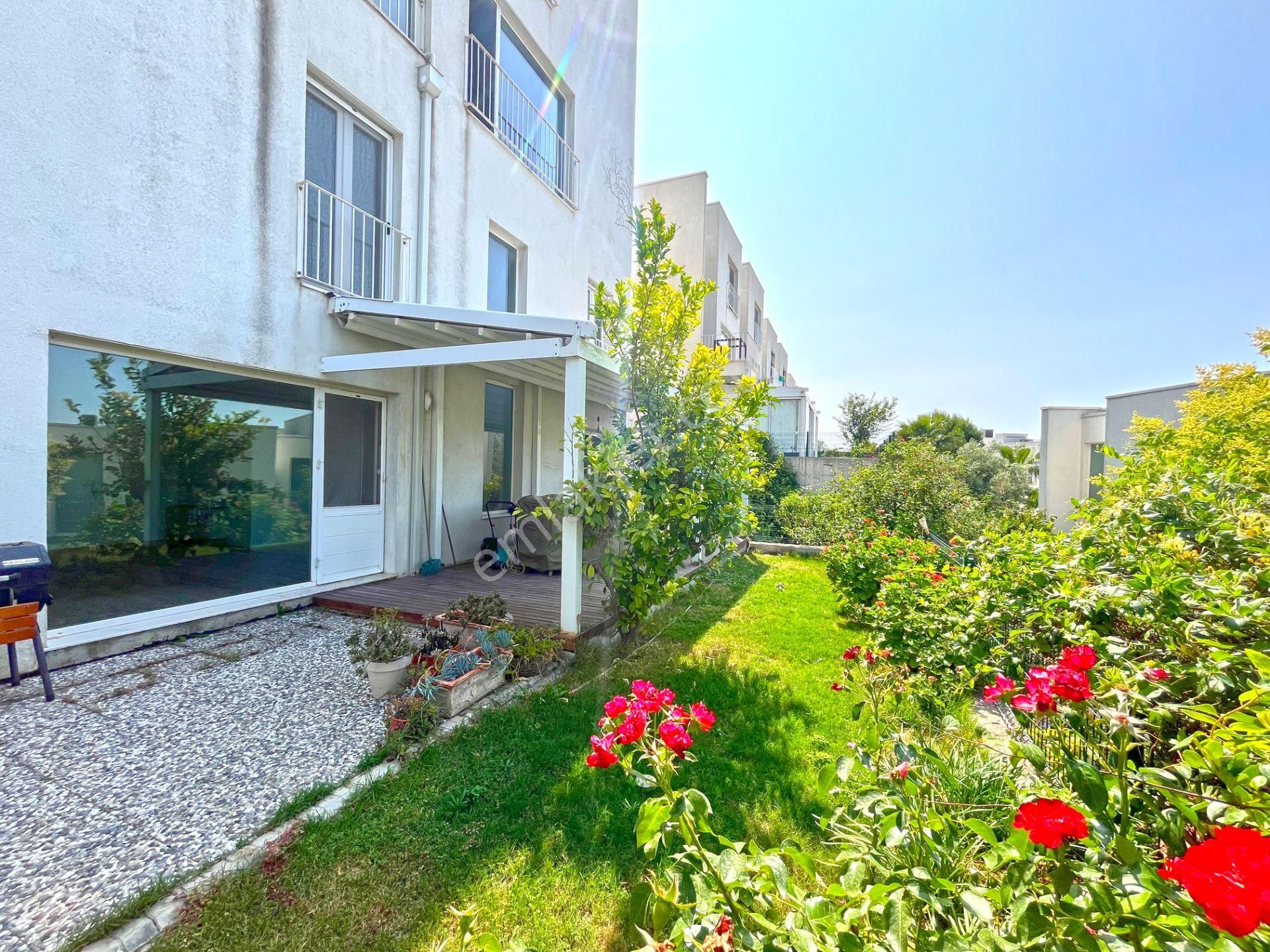 35. Sokak Sitesinde Müstakil Bahçeli Kiralık 3+1 Köşe Villa