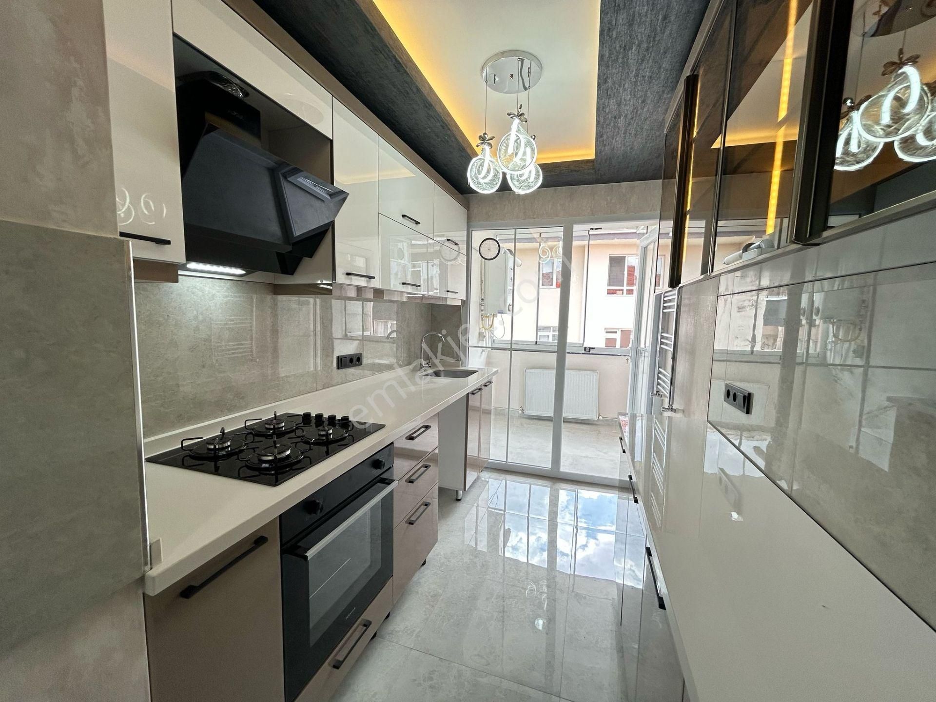 Taner'den Dikmen Nakış Sokak'ta 3+1 Süper Lüks Üst Kat Salon Bağımsız