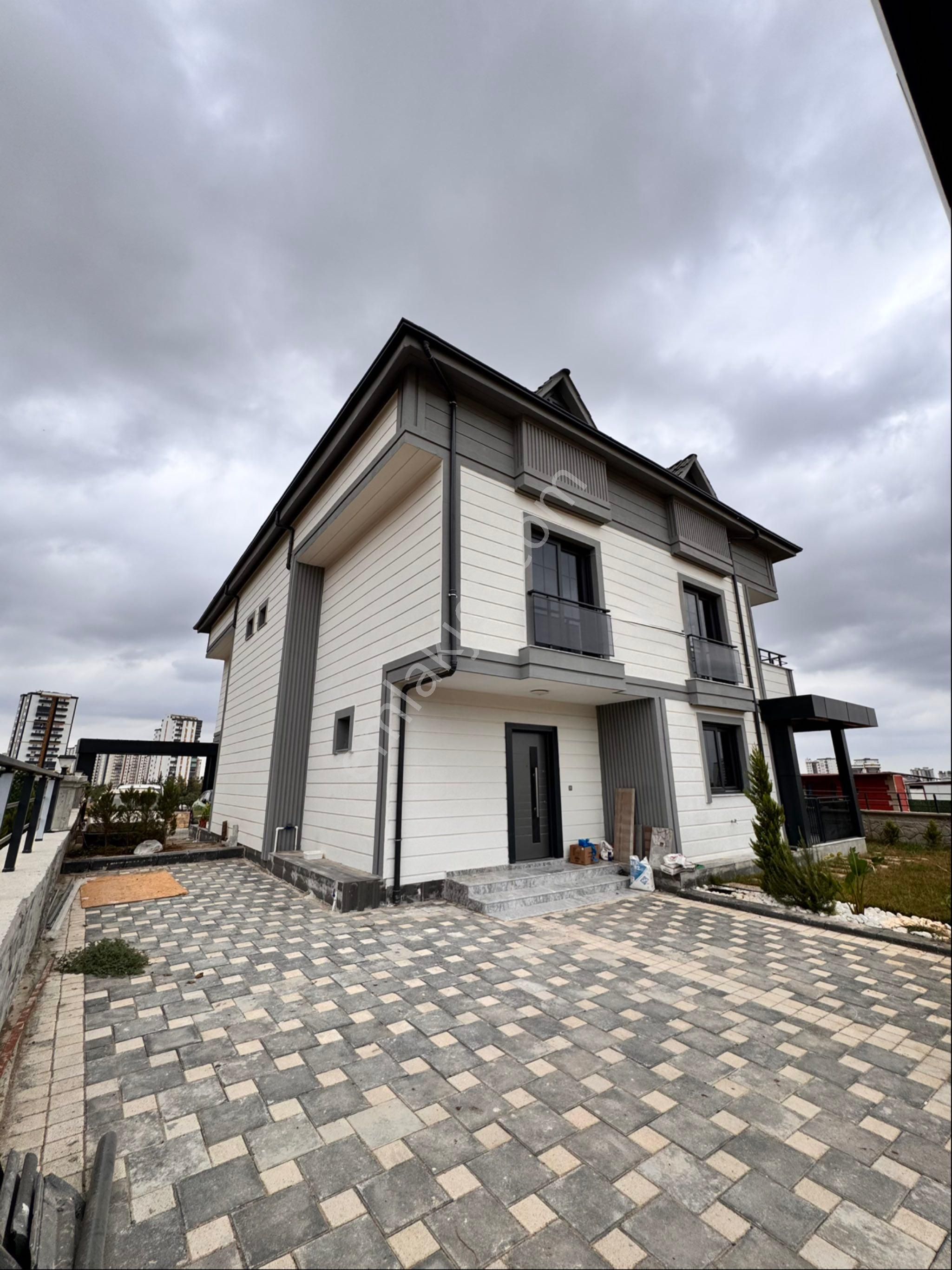 Sarıçam Çarkıpare’de Kaçmaz Fırsat 5+1 Satılık Trıplex Villa