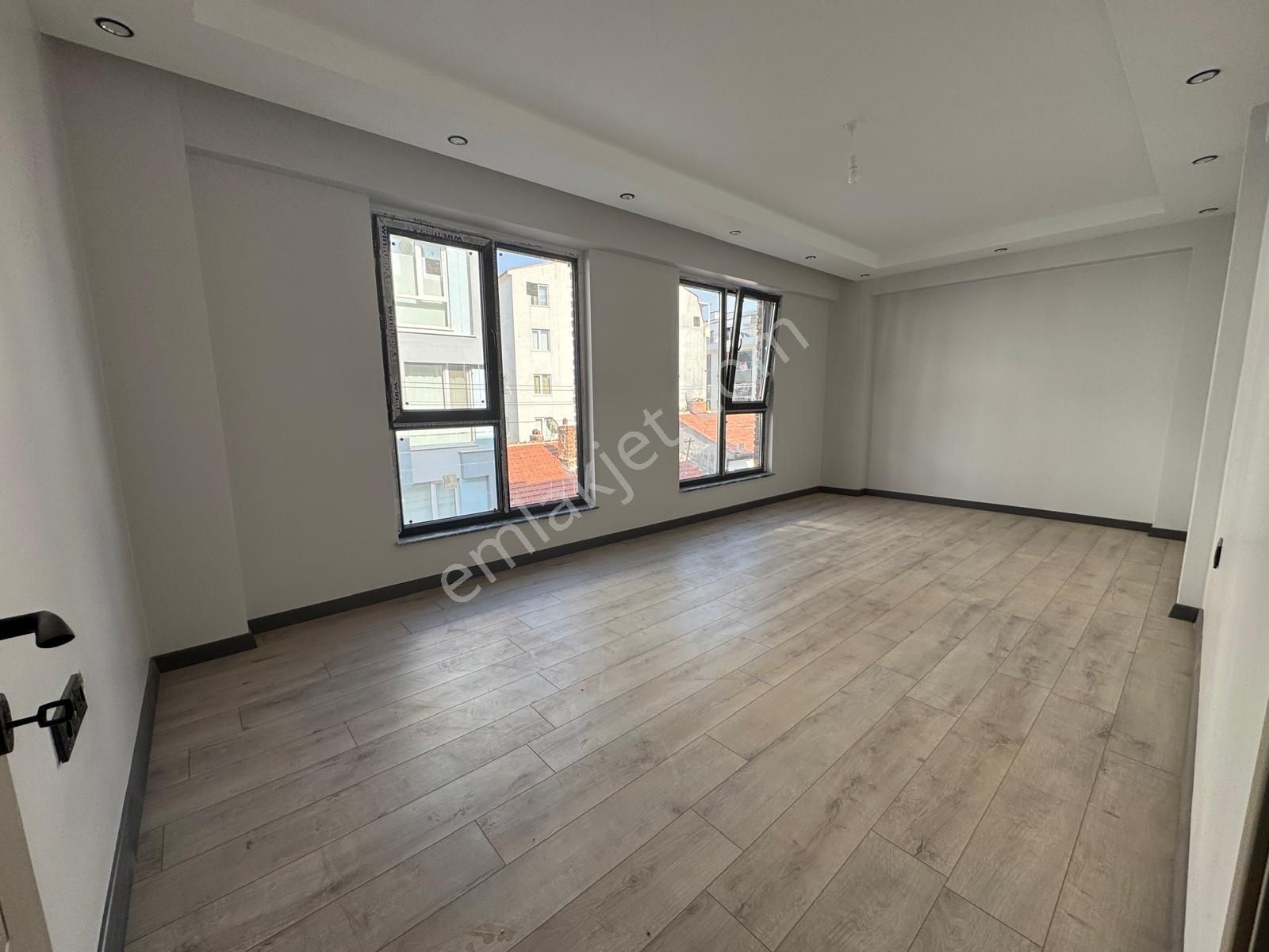 Beşevler'de Yerden Isıtmalı Ebeveyn Banyolu 3+1 Sıfır Daire Ro18