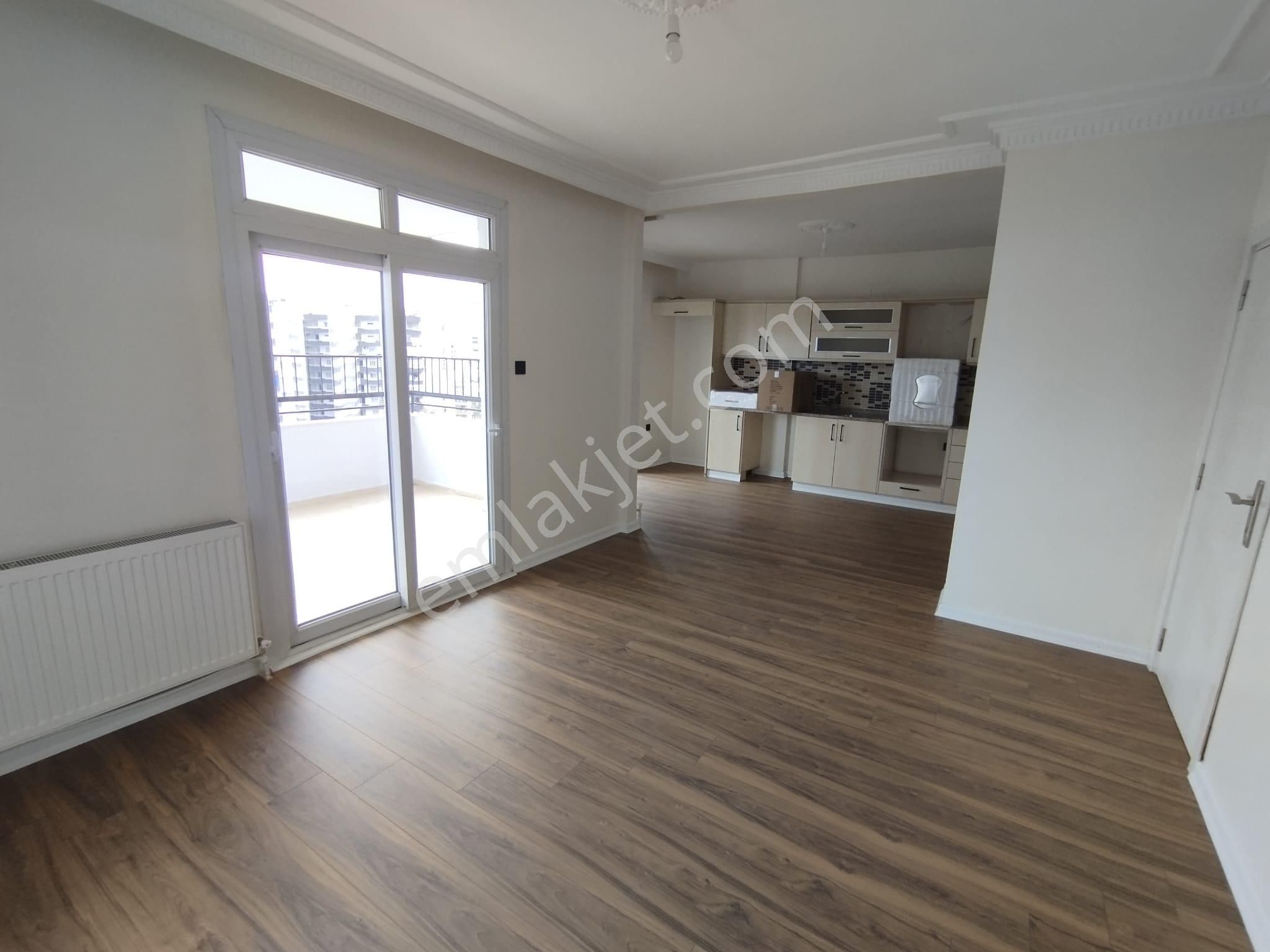 Kenan Evren Bulvarına Yakın Sitede 4+1 Geniş Oturumlu Ekstralı Daire