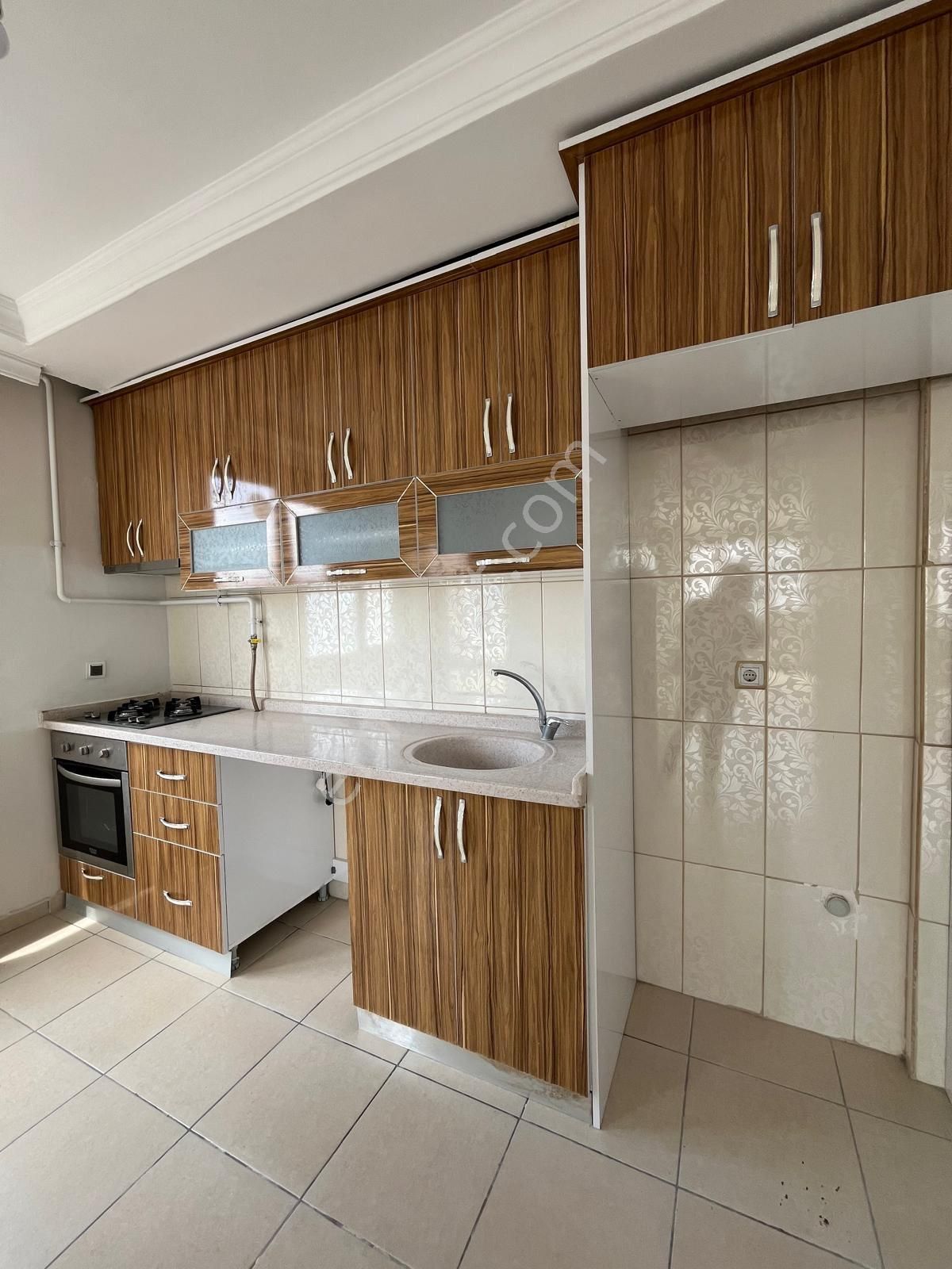 Sosyete Pazarı Yanında Masrafsız Kiralık 3+1