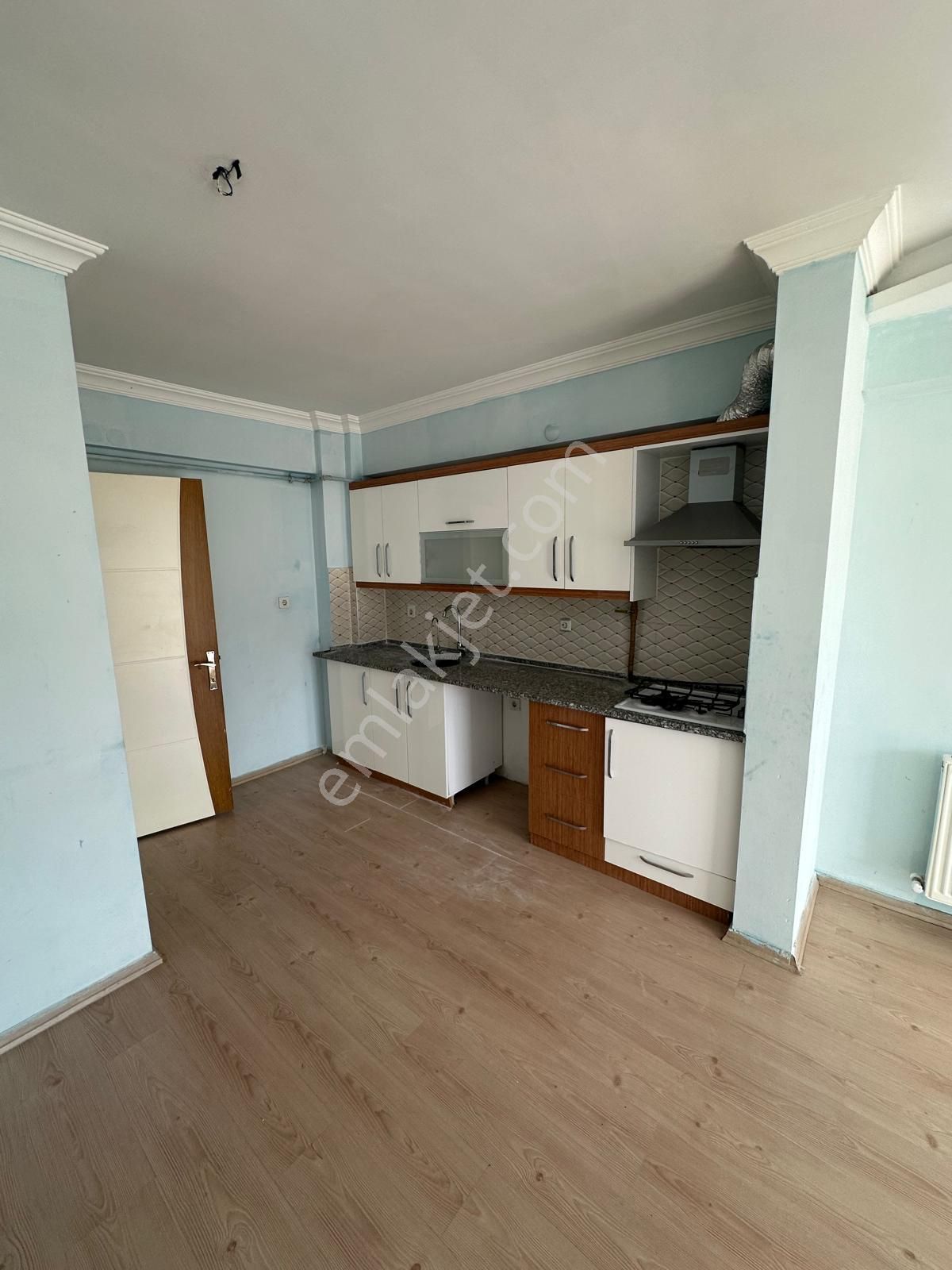 Zeki Emlak'tan Muradiye'de İstasyon Civarı Kiralık 3+1 Daire