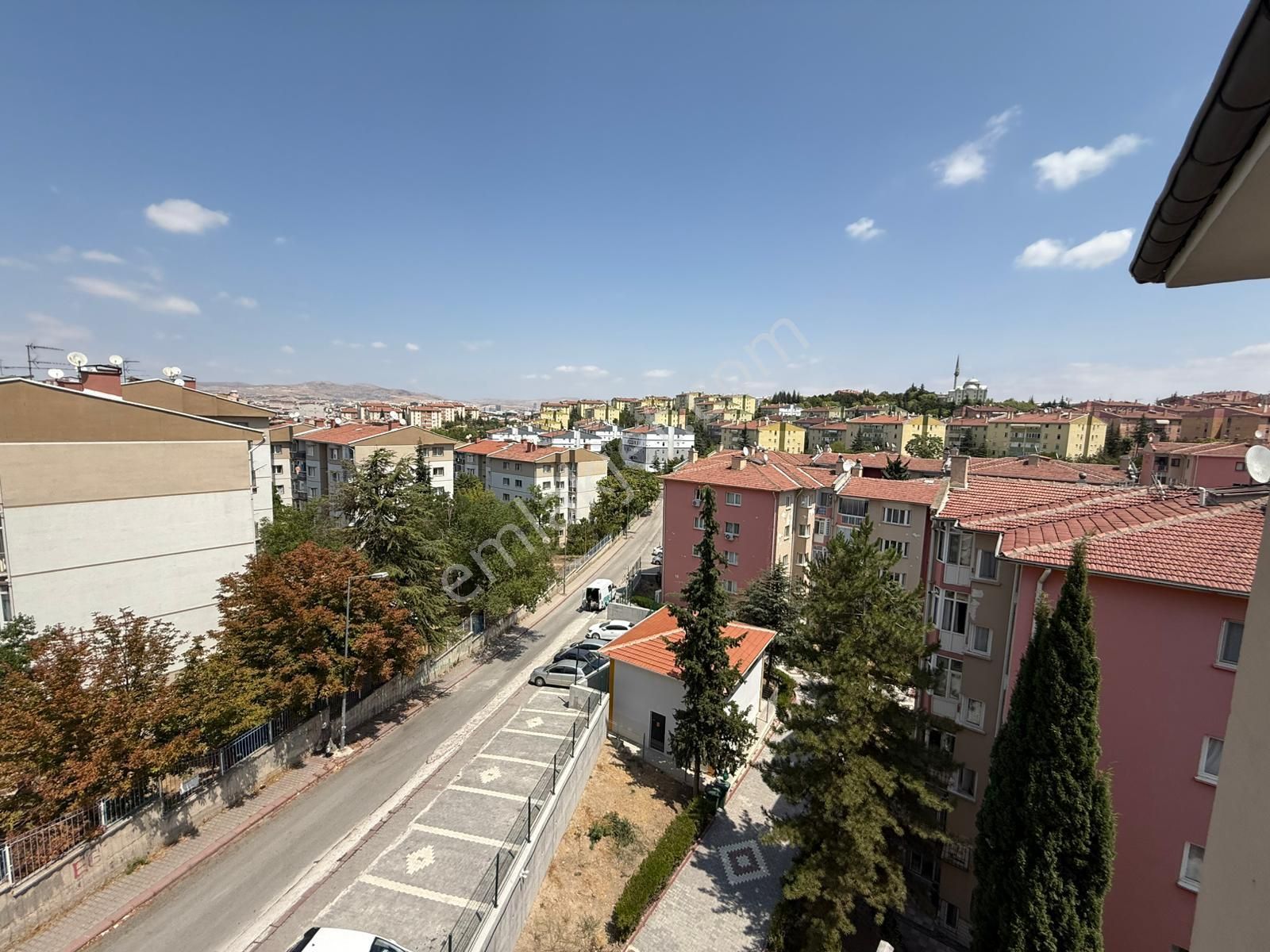 Rıza Acar'dan İnönü Mahallesi Emçağ Sitesinde 3+1 Merkezi Sitem Kiralık