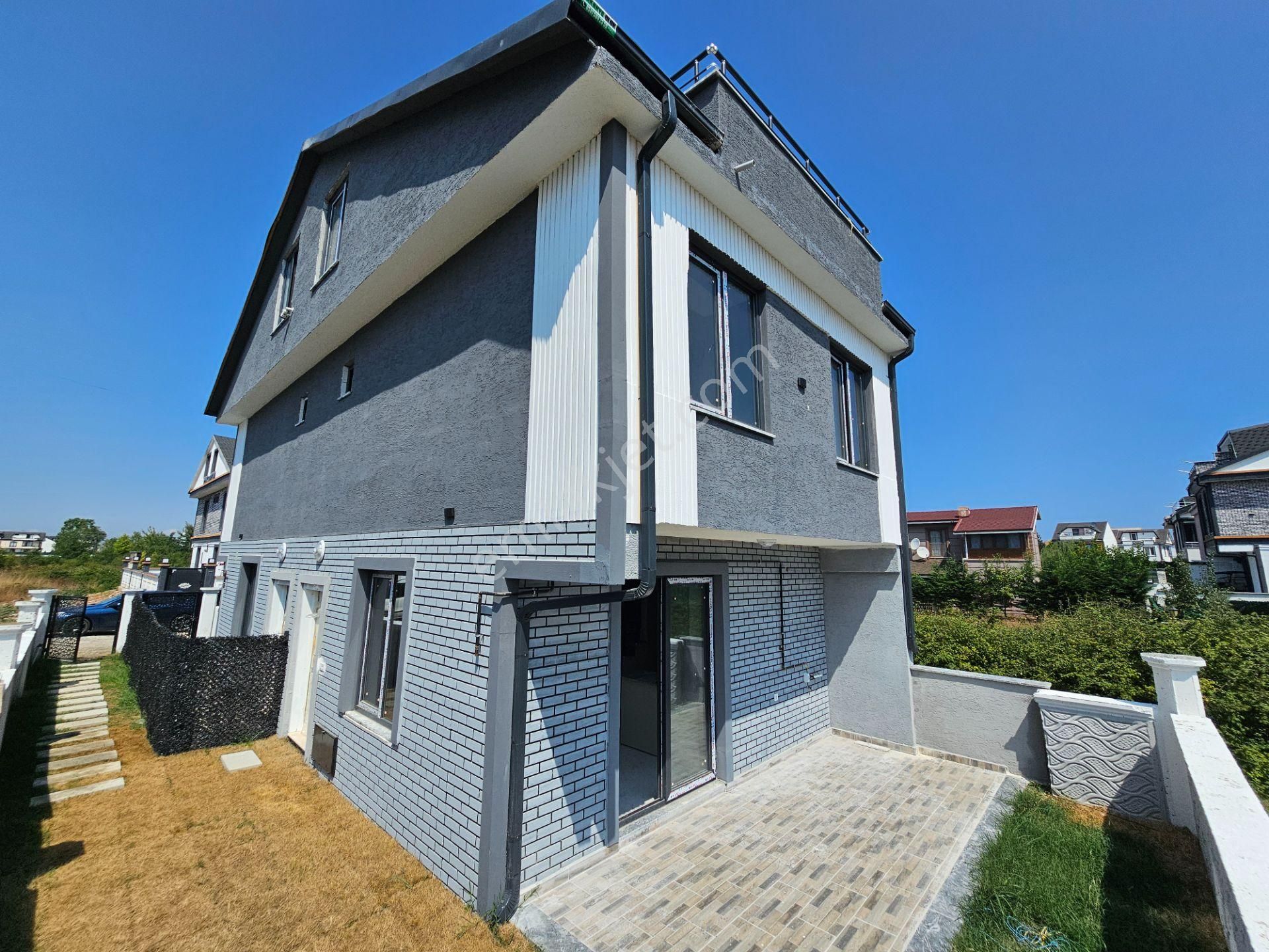 3+1 Ebeveyn Banyolu, Denize Yürüme Mesafesinde Bahçeli Villa