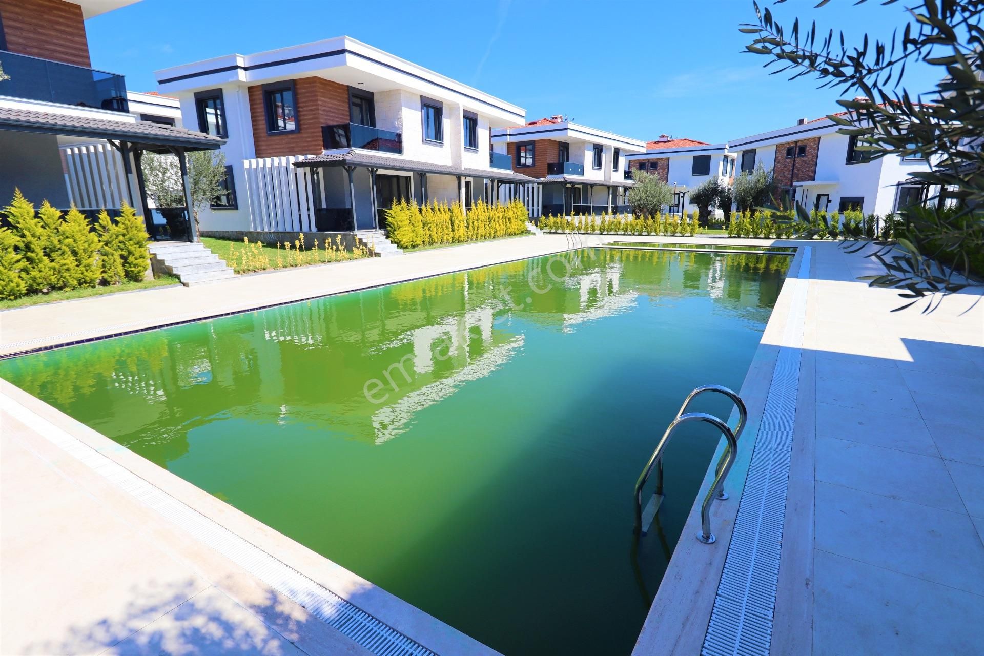 Güre Sahil Tarafında Satılık Havuzlu Sitede 3+1 Sıfır Villa