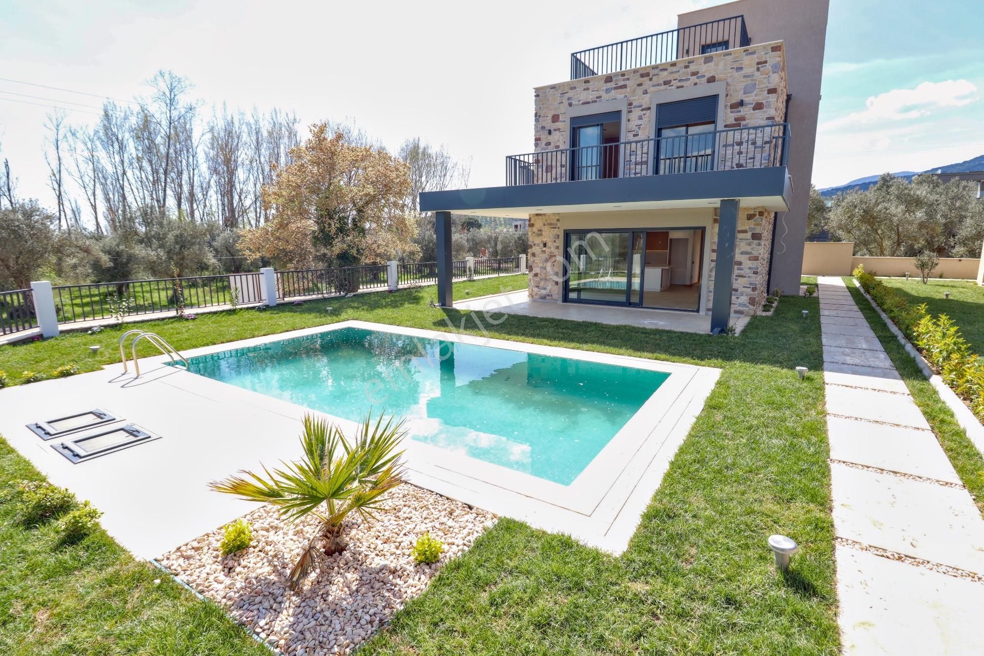 Güre'de 450 M2 Arsa İçinde Özel Havuzlu 4+1 Sıfır Villa