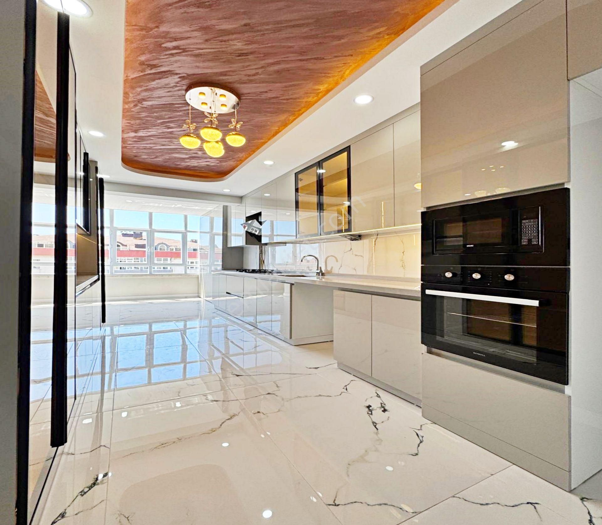 Barış Mahallesinde Site İçi Full Dekorlu 5+2 Satılık Dubleks