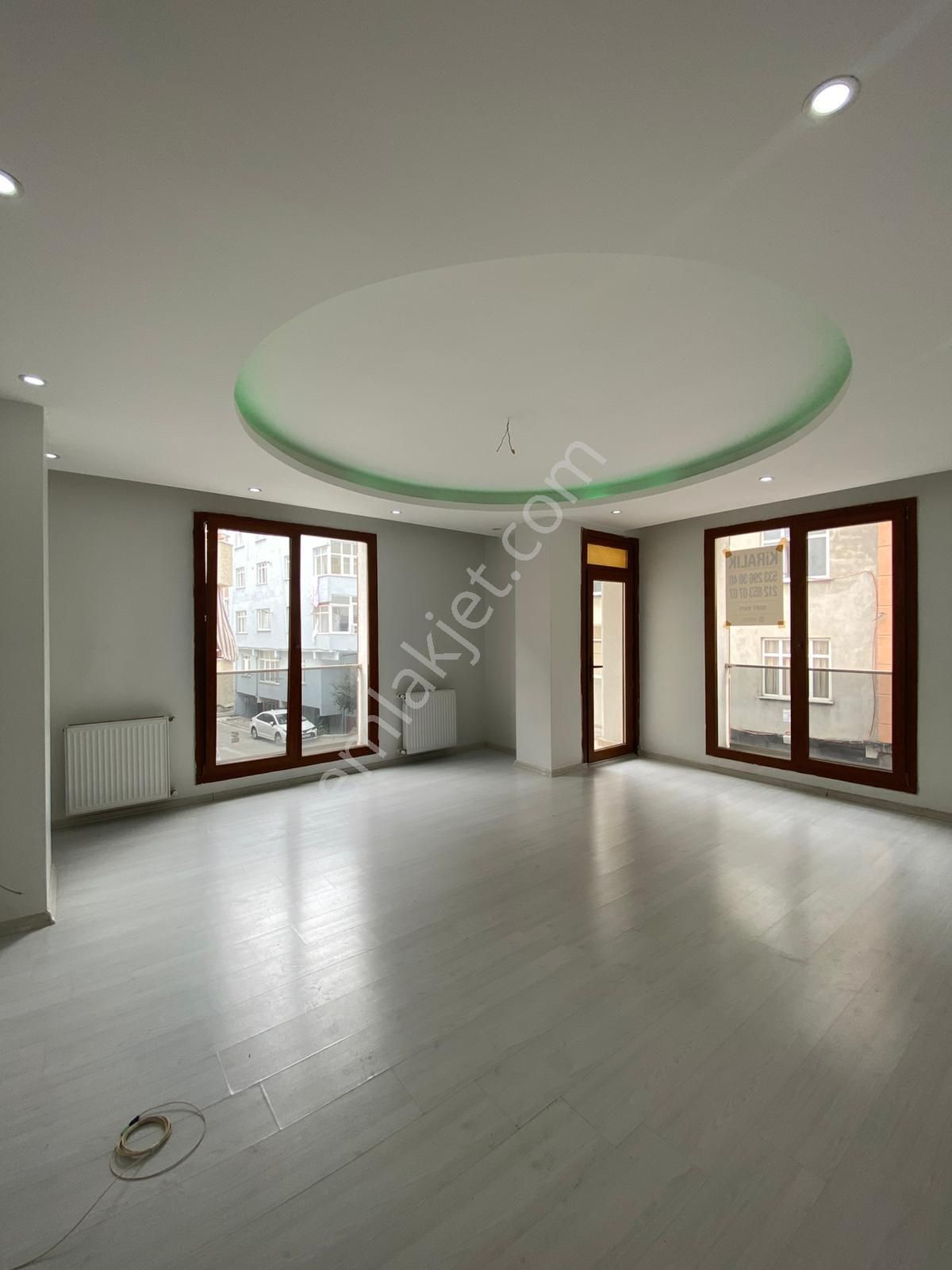Esenyurt Yeşilkent Mahallesi 2+1 100 M2 Kiralık Daire 1.kat Çift Balkon Köşebaşı Asansörlü Yeni Bina