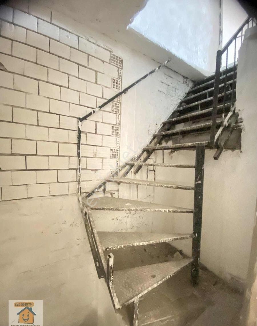 İzmir Konak Levent-güney Mh. Satılık 3 Katlı Müstakil Ev