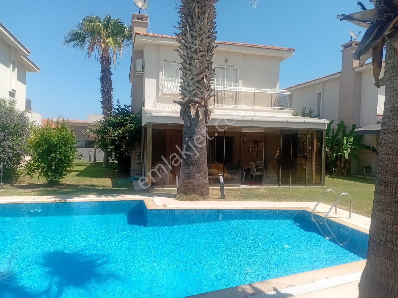 Çeşme Alaçatı Mahallesi'nde Satılık 4+1 Müstakil Villa