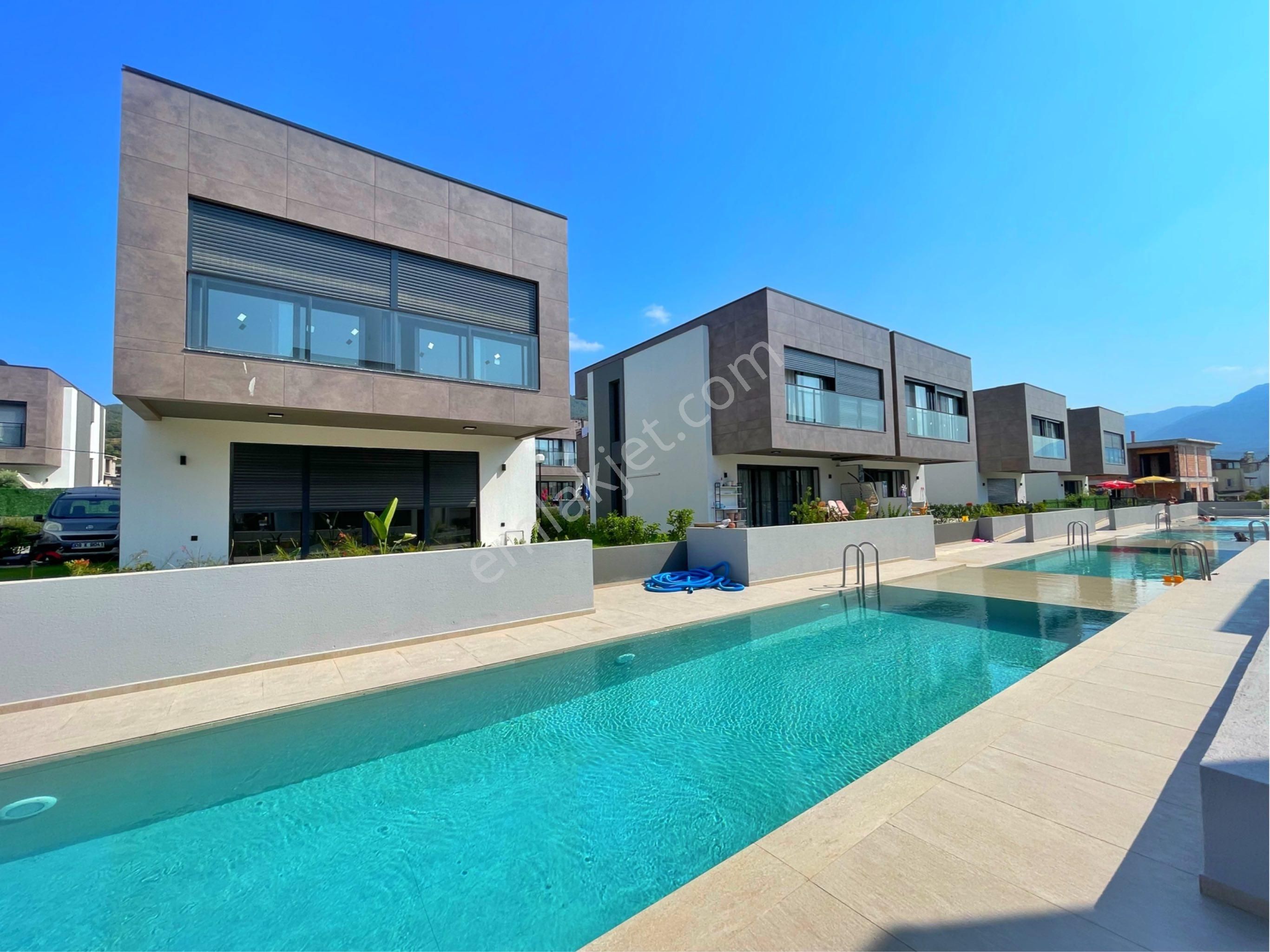 Kuşadası Güzelçamlıda 3+1 Sıfır Havuzlu Tek Müstakil Villa