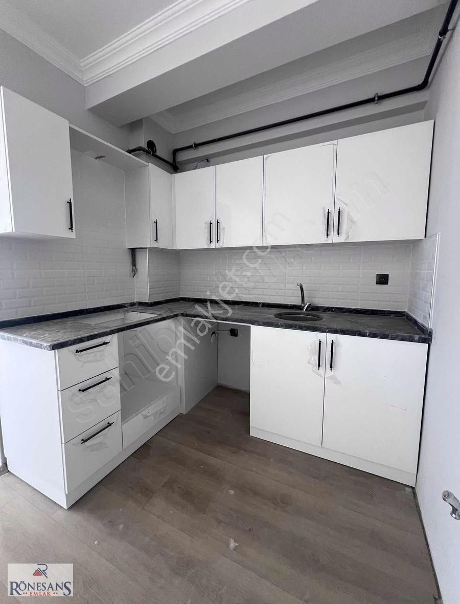 Rönesans Emlak'tan Geniş Ve Kullanışlı Kiralık 1+1