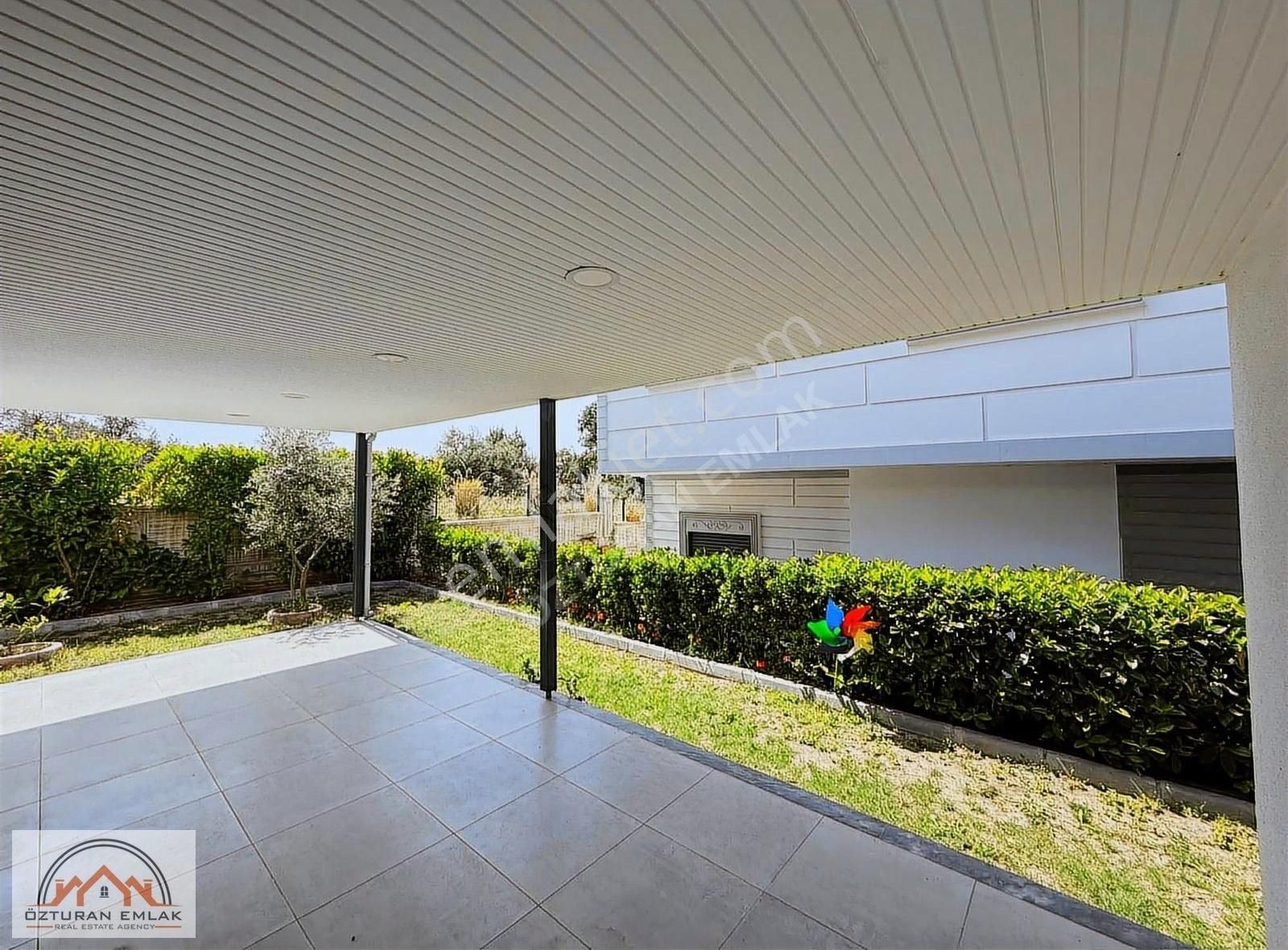 Güzelçamlı'da Havuzlu Sitede Villa