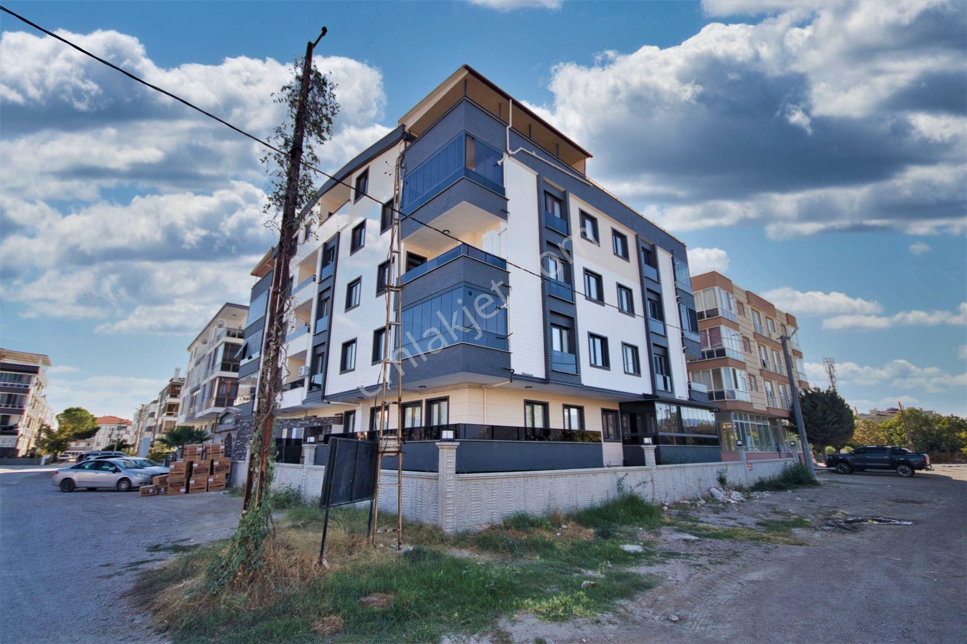 Aktif'ten Akçay'da Satılık Şık Tasarımlı Devasa Genişlikte Arakat 1+1 Daire