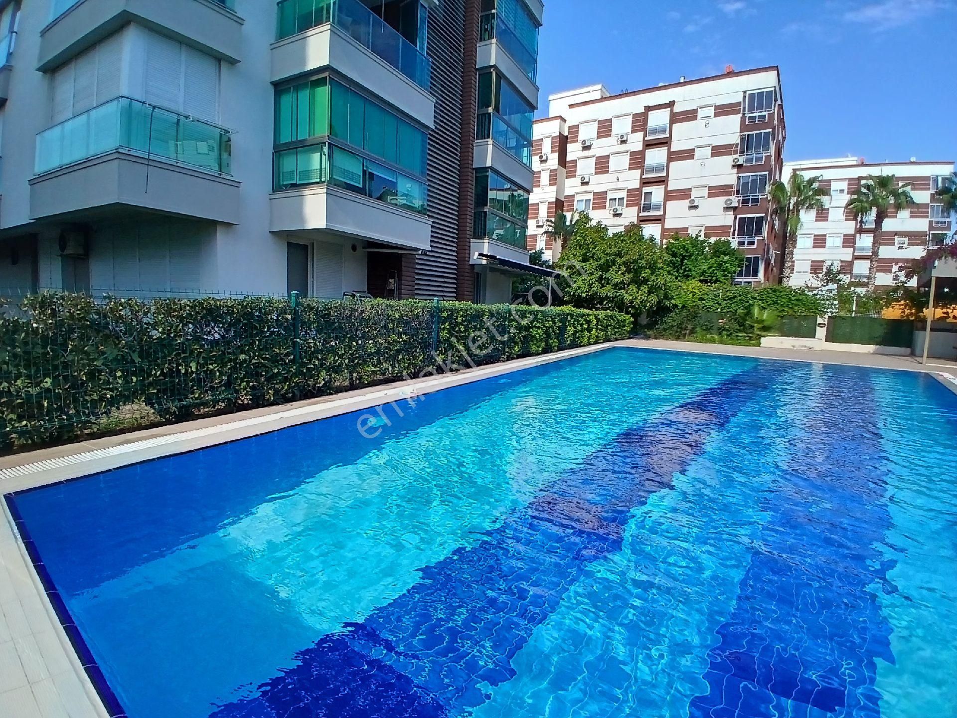 Eşyalı Kiralık Havuzlu Sitede Güvenlikli Kapalı Otoparklı Yeni Daire