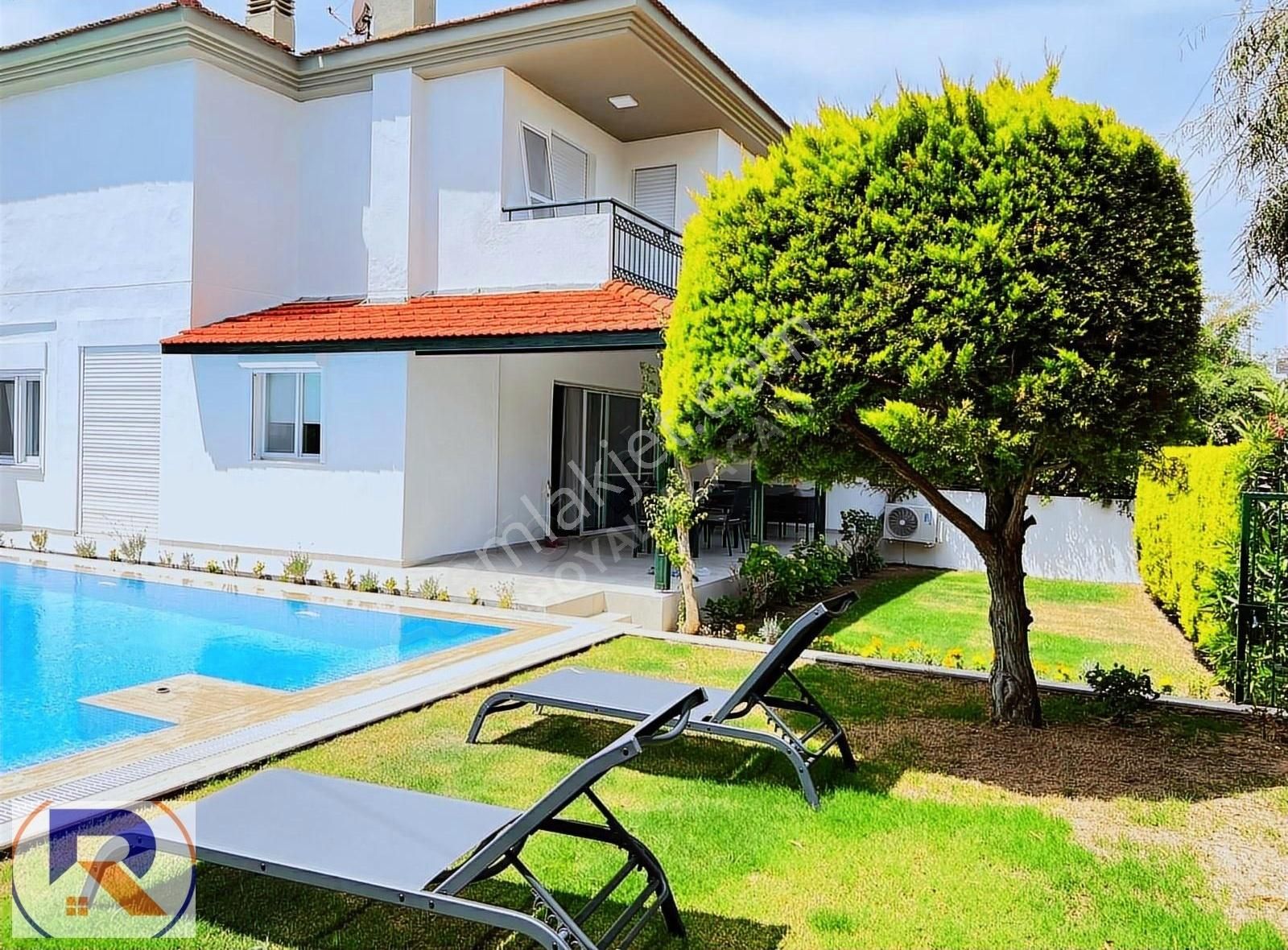 Ilıca Plajına Yakın 4+1 Havuzlu Müstakil Bahçe Kiralık Villa