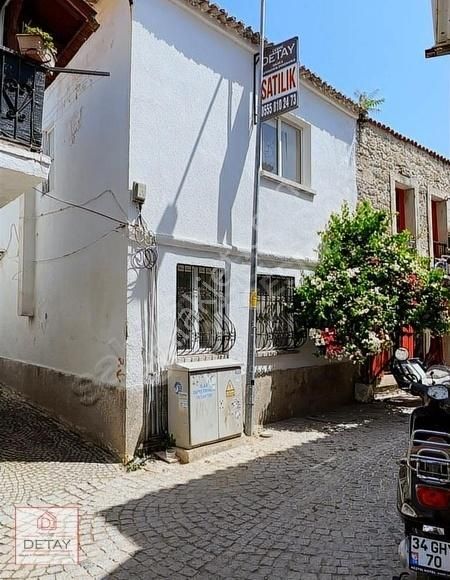 Alaçatı Çarşı İçinde Ticari İşletmeye Uygun Mustakil Ev