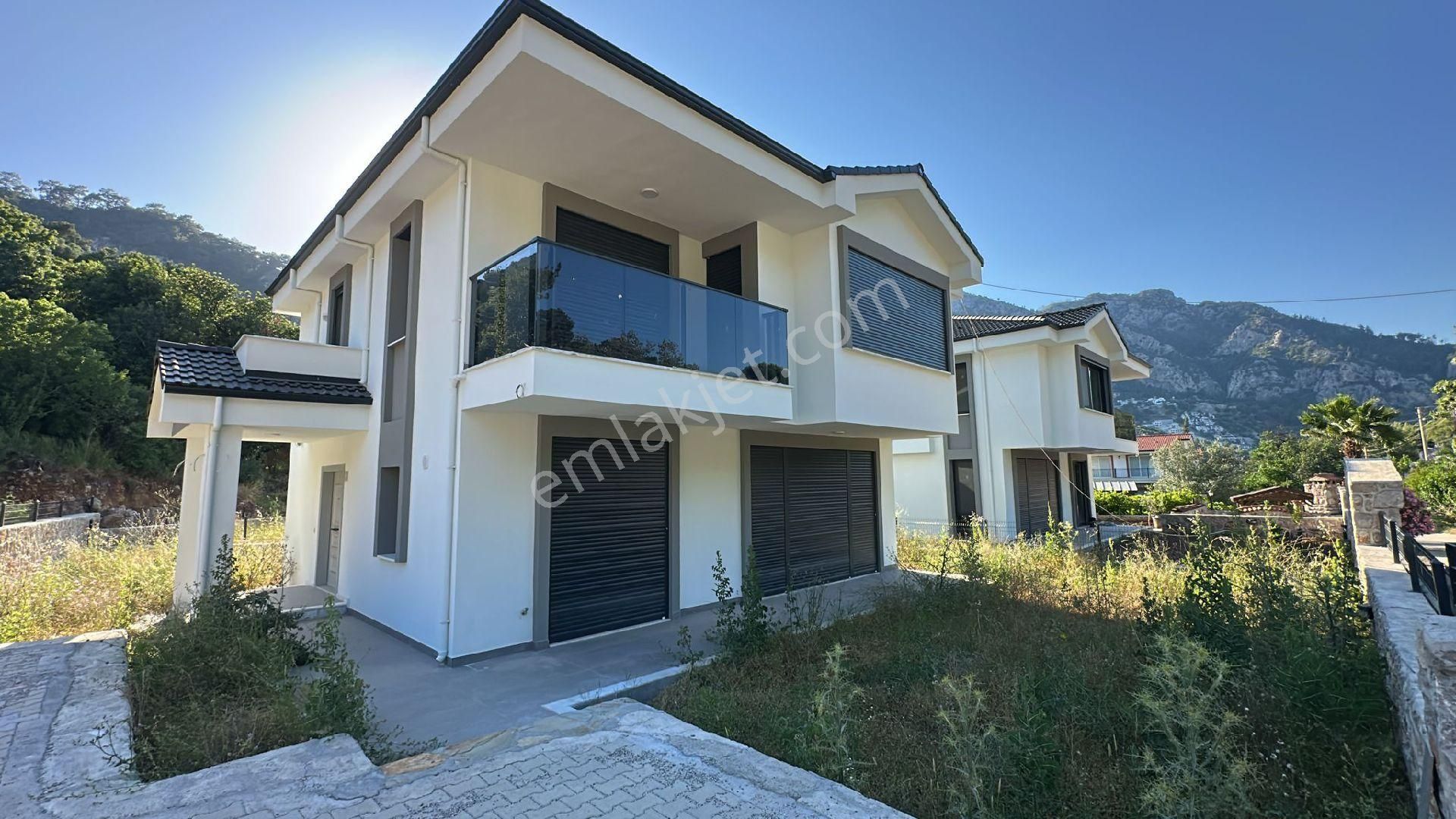 Turunç Merkezde Bahçeli 3+1 Tam Müstakil Ev Uzun Dönem Kiralık Denize 441 M