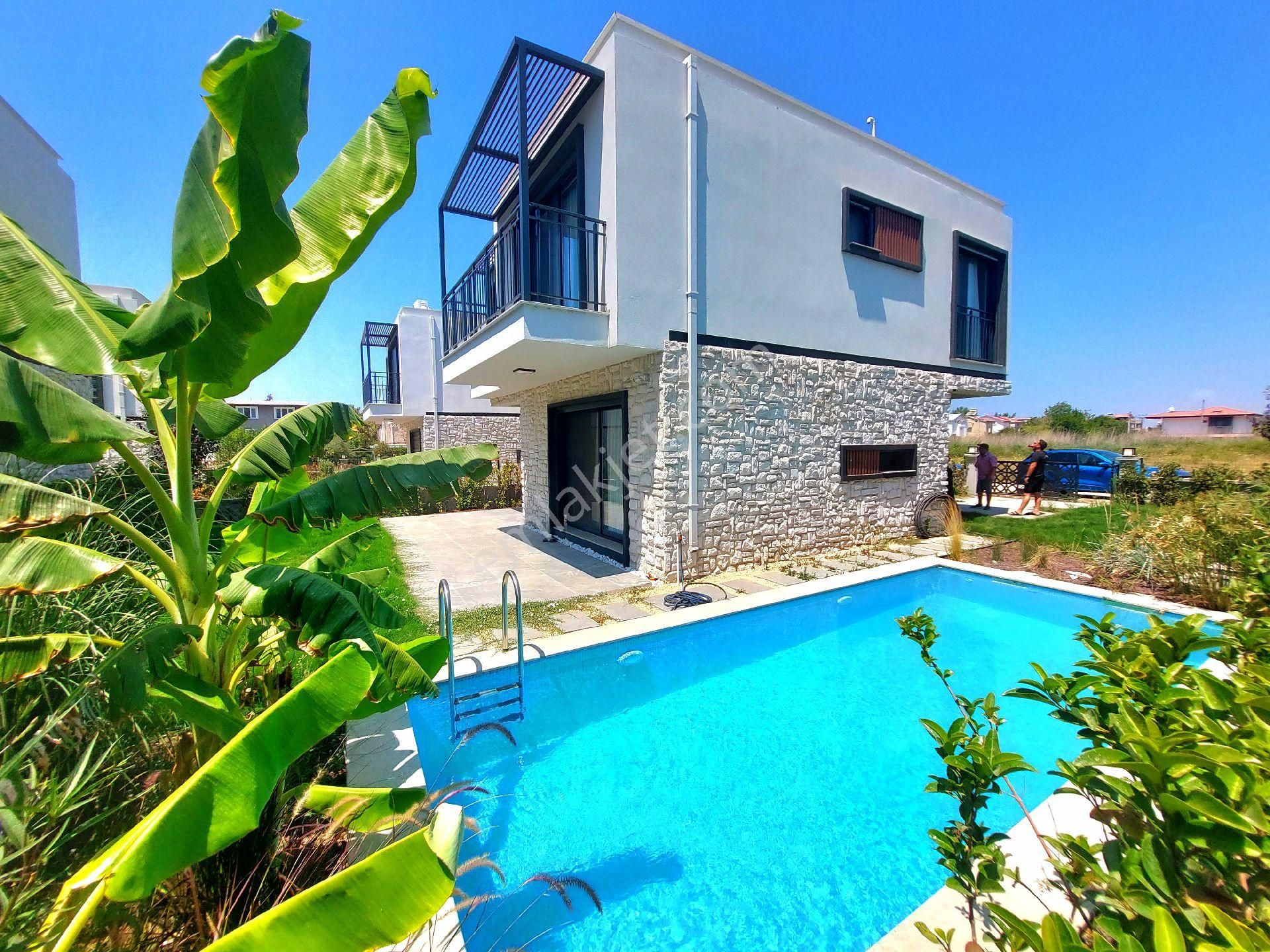 Kuşadasında Plaja Yakın Özel Havuzlu Ful Eşyalı Tek Müstakil 4+1 Sıfır Villa