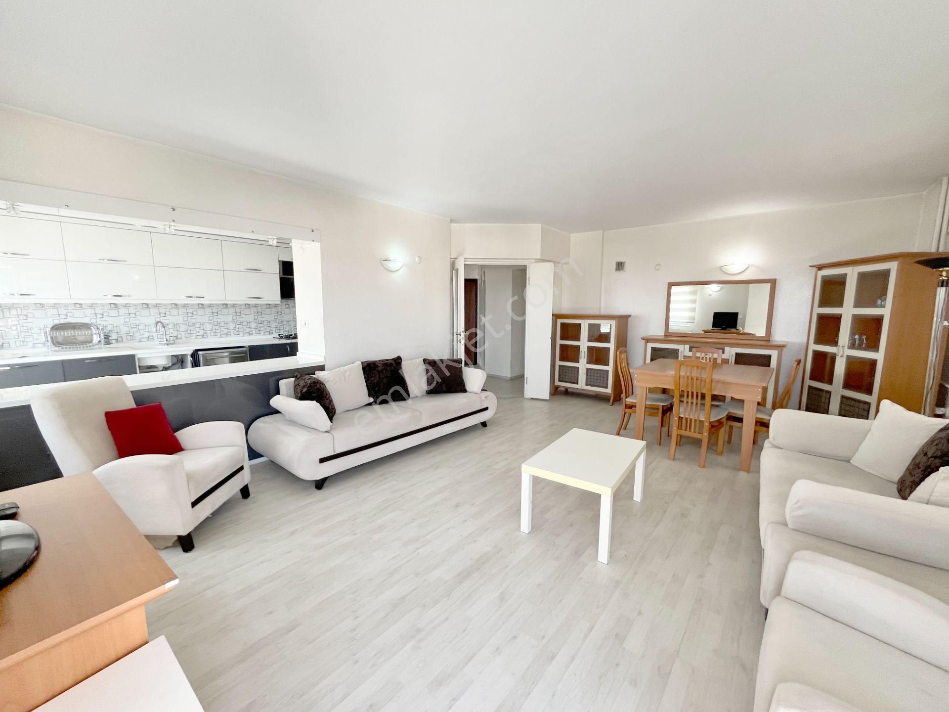 Karşıyaka Gün Sazak Bulvarında Satılık Manzaralı Geniş 3+1 Daire