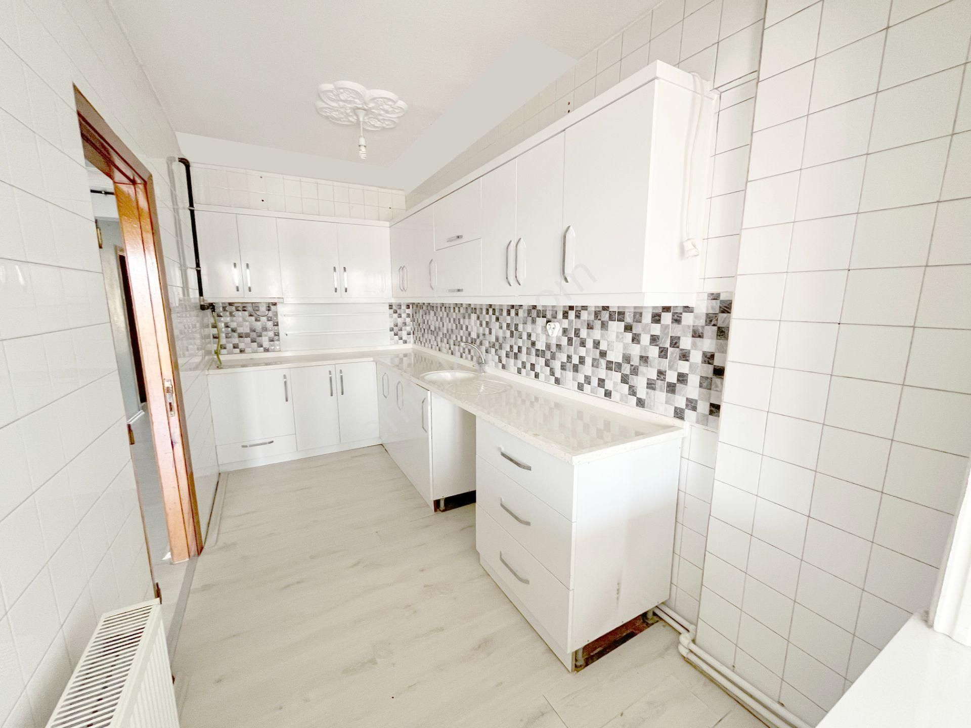 Bayraklı Sevgiyolu Üzeri Manzaralı Satılık 3+1 Daire Asansörsüz