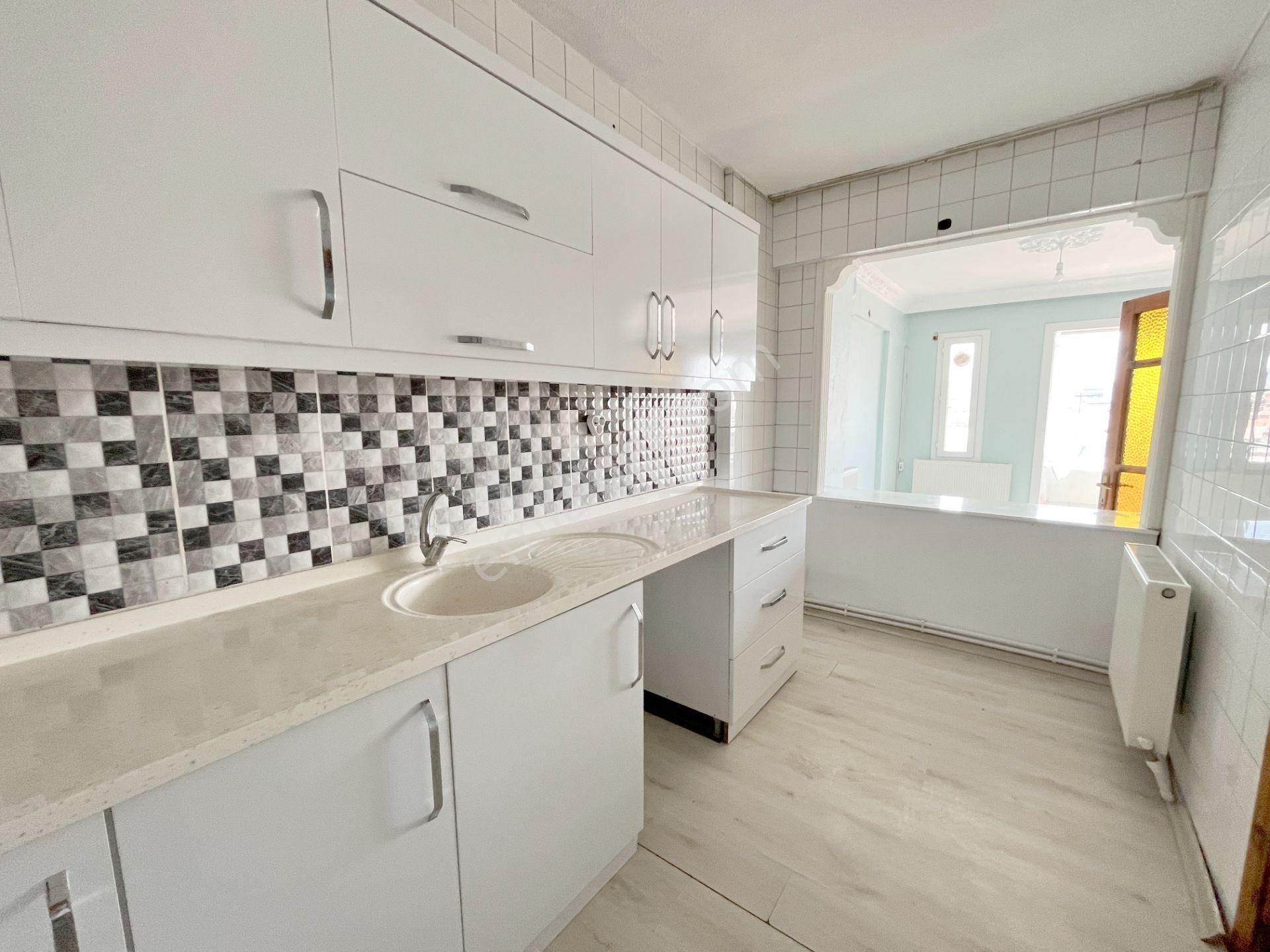 Bayraklı Sevgiyolu Üzeri Manzaralı Satılık 3+1 Daire Asansörsüz - Görsel 2