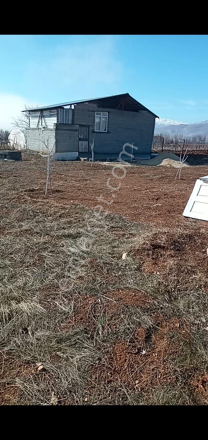Korkuteli Elmalı Yolu Üzerinde E 5 Yolu Üstü İçinde Evi Ve Meyve Ağaçları Olan Çok Ucuza