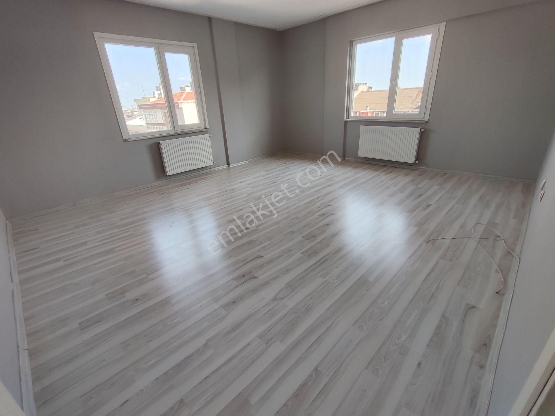 Bağcılar Merkez Mahallesi Salı Pazarı Başında 28 Yıllık Binada 3+1 Masrafsız Kiralık Daire