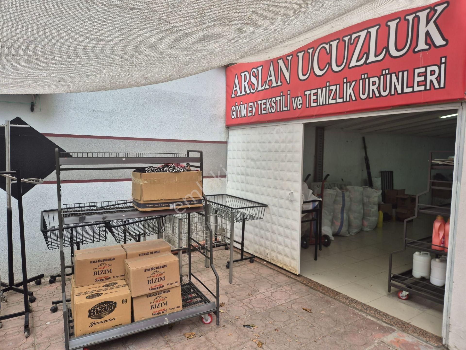 Topselvi Caddesi Köşe Başı 50 M2 Giriş + 200 M2 Depo (dükkan)