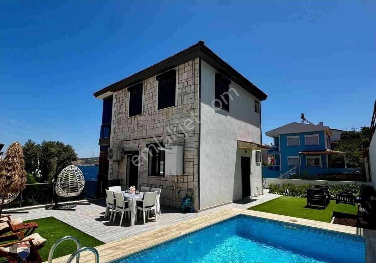 Foça Cumhurıyet Mahallesı'nde Müstakıl Havuzlu Satılık Trıpleks Vılla