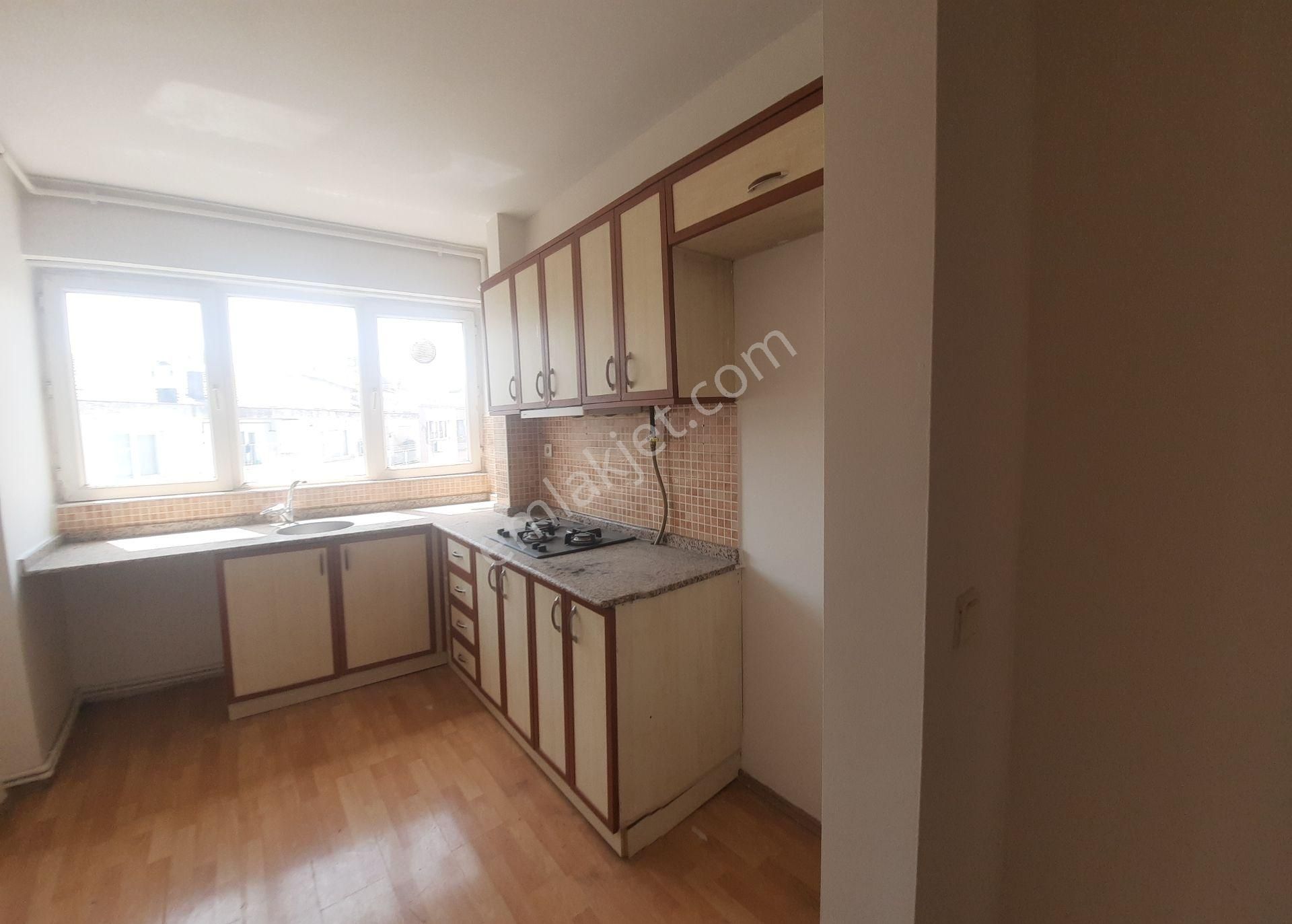 Sahile Ve Parka Yakın , Özel Otoparklı, Tadilatlı Kiralık Daire