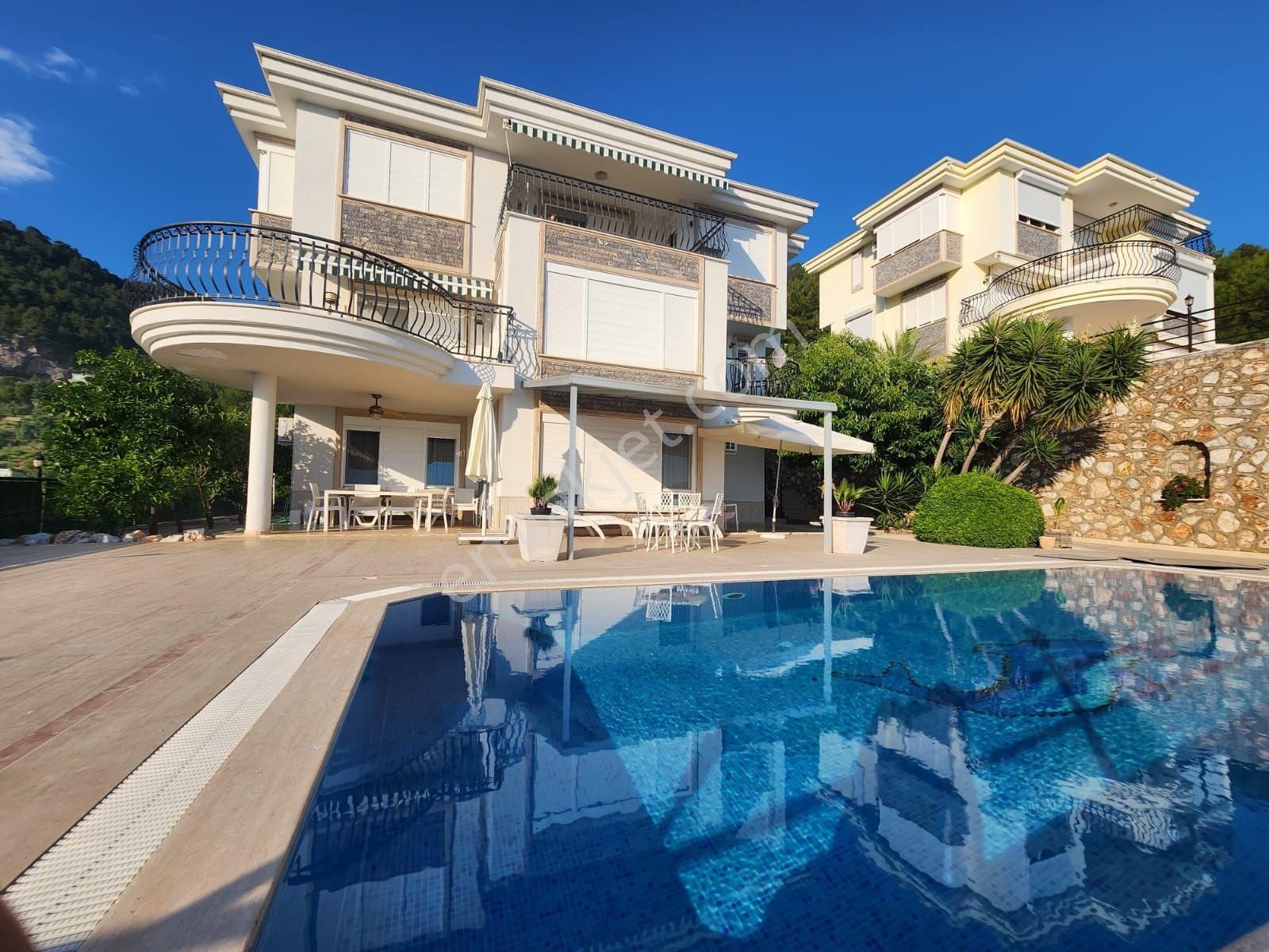 İkamete Açık Acil Satılık 5+2 Müstakil Havuzlu Villa